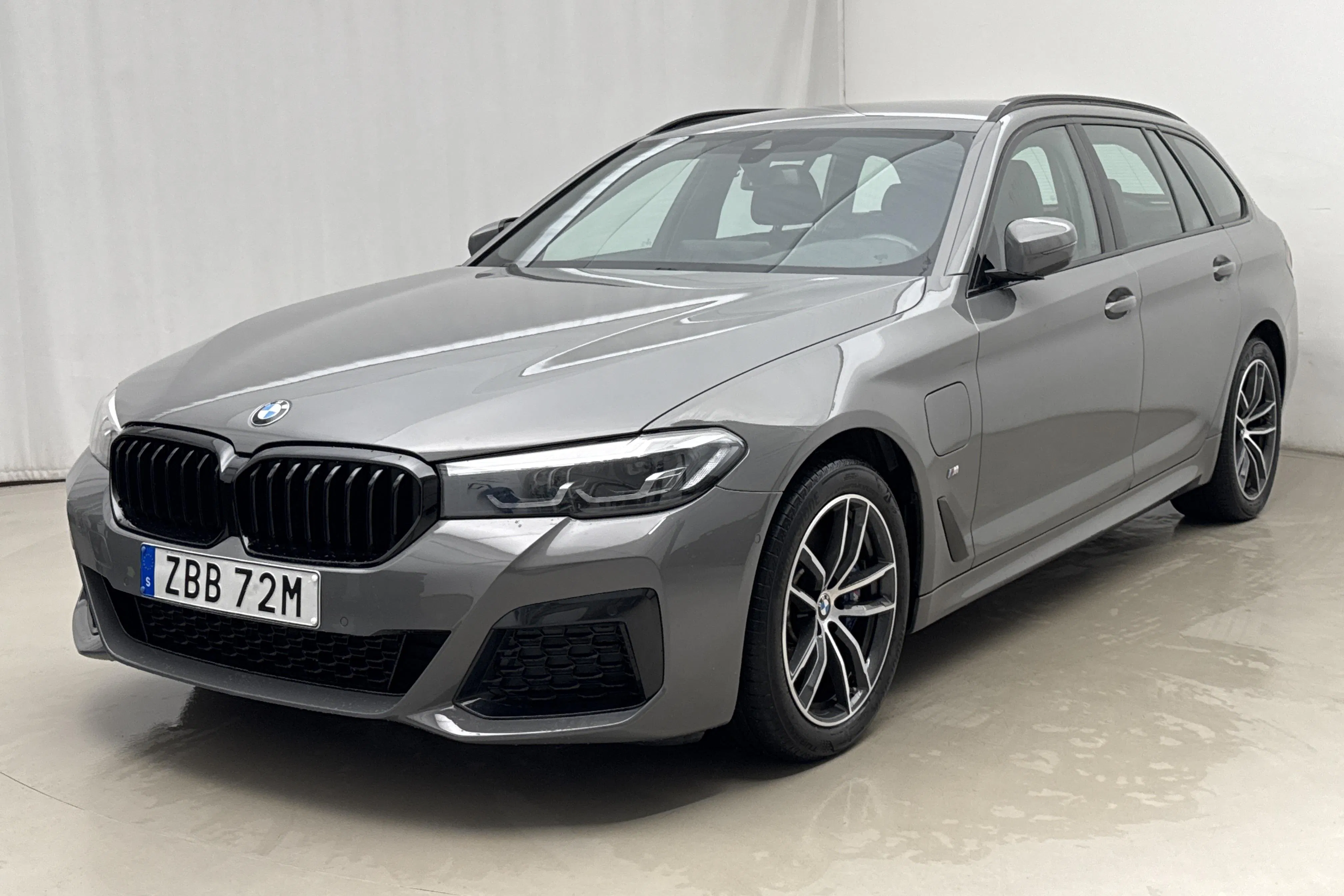 Presentationsfoto 1 av 26: BMW 530e xDrive Touring, G31 12kWh LCI (292hk) - 6 213 mil - Automat - grå - 2021