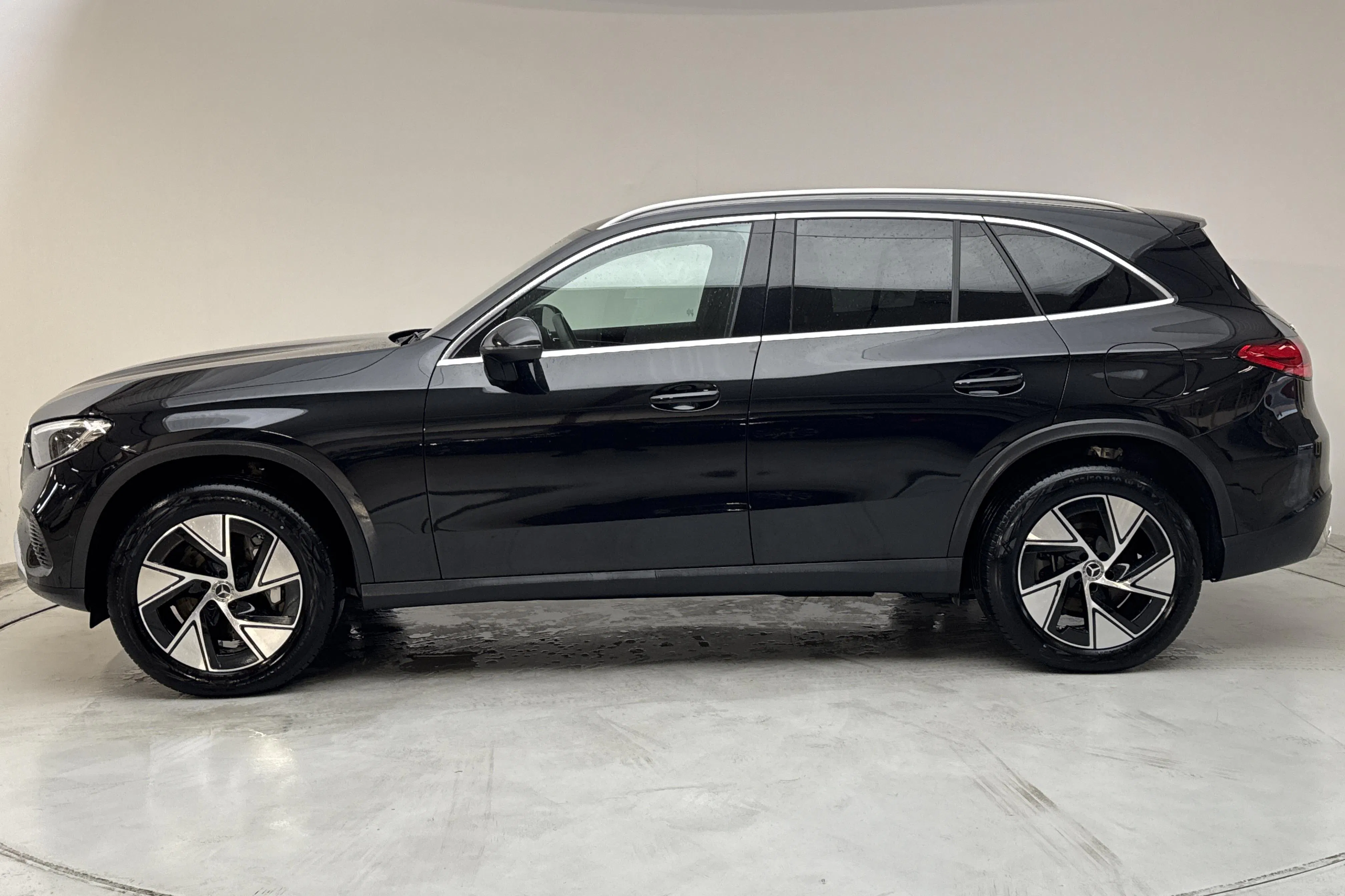 Presentationsfoto 2 av 16: Mercedes GLC 300 e 4MATIC X254 (313hk) - 2 341 mil - Automat - svart - 2024