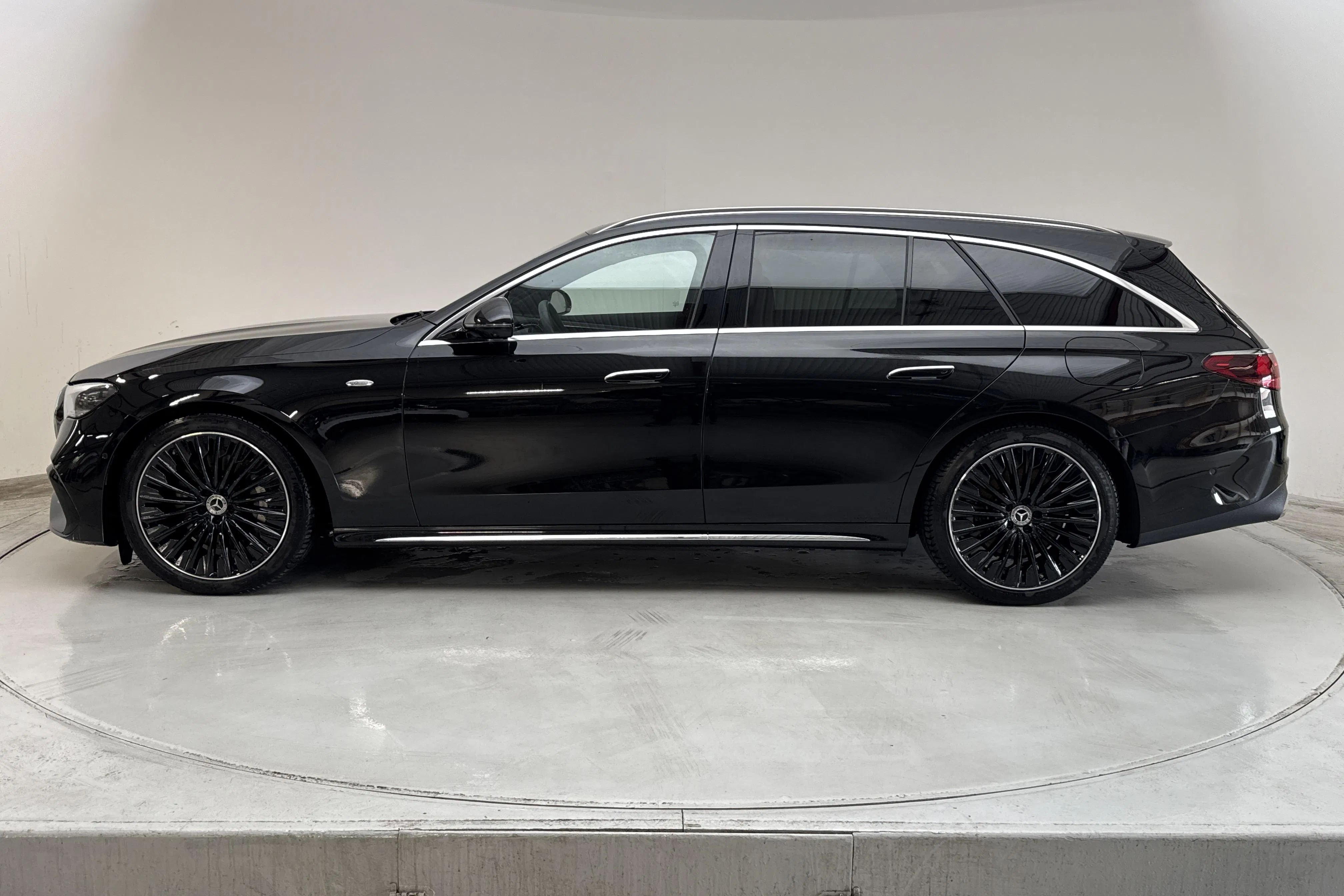 Presentationsfoto 2 av 16: Mercedes E 300 de 4Matic Kombi S214 (313hk) - 654 mil - Automat - svart - 2025