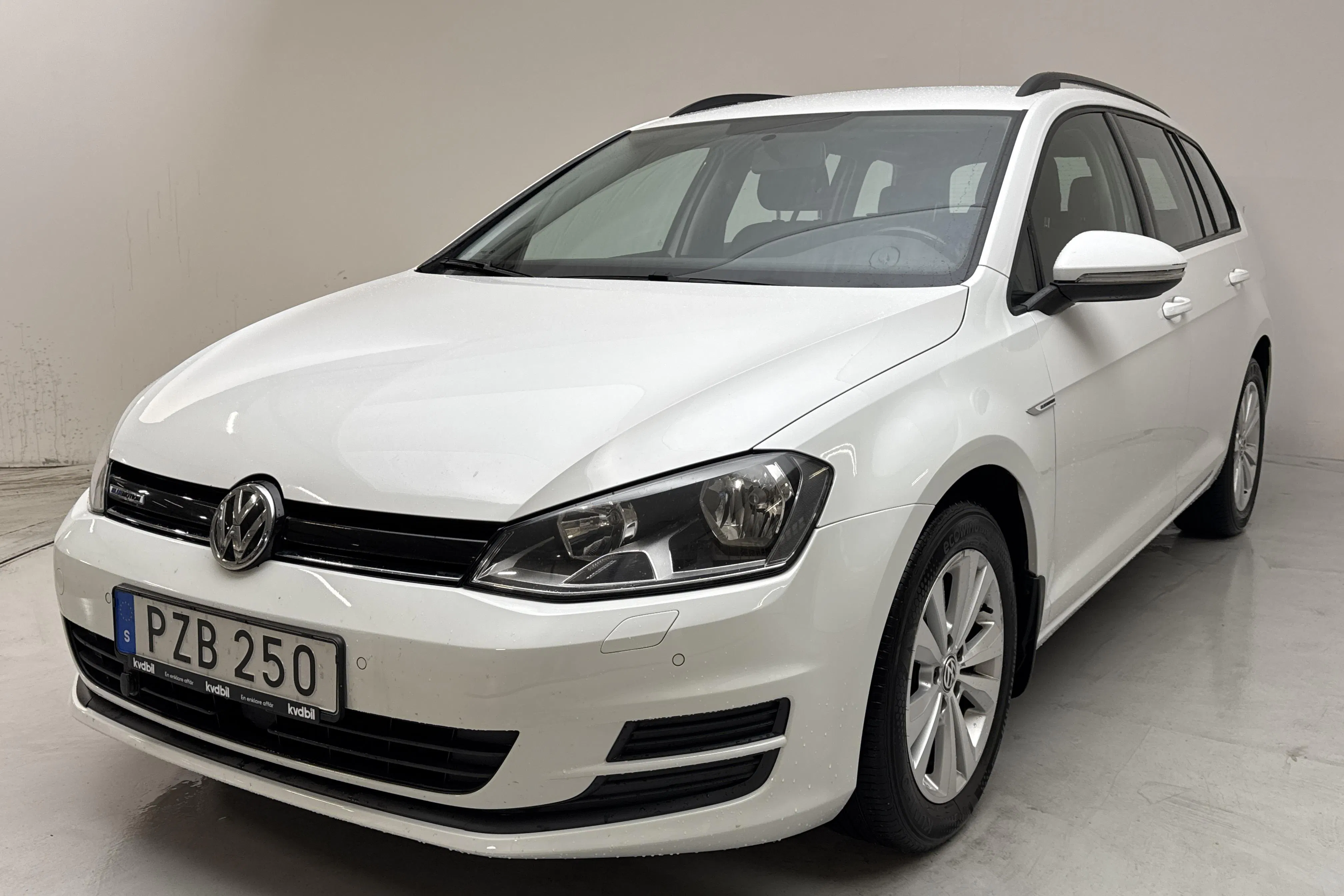 Presentationsfoto 1 av 12: VW Golf VII 1.4 TGI BlueMotion Sportscombi (110hk) - 13 955 mil - Manuell - vit - 2016