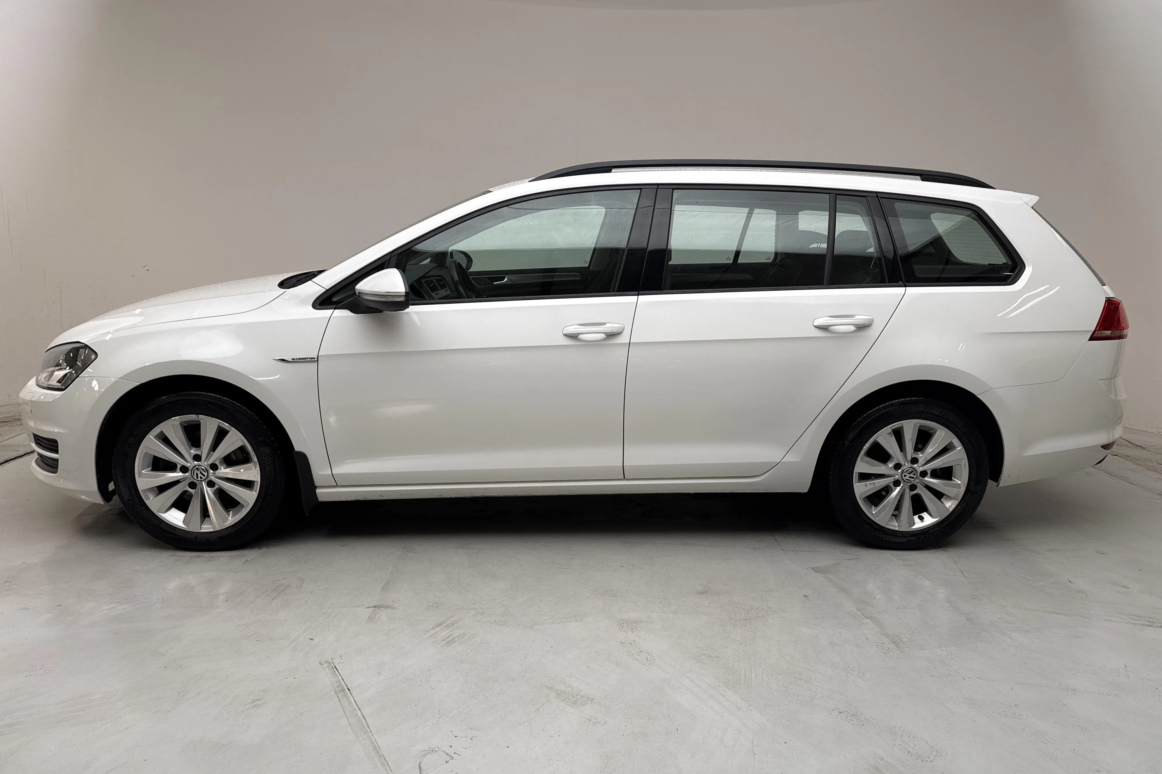 Presentationsfoto 2 av 12: VW Golf VII 1.4 TGI BlueMotion Sportscombi (110hk) - 13 955 mil - Manuell - vit - 2016