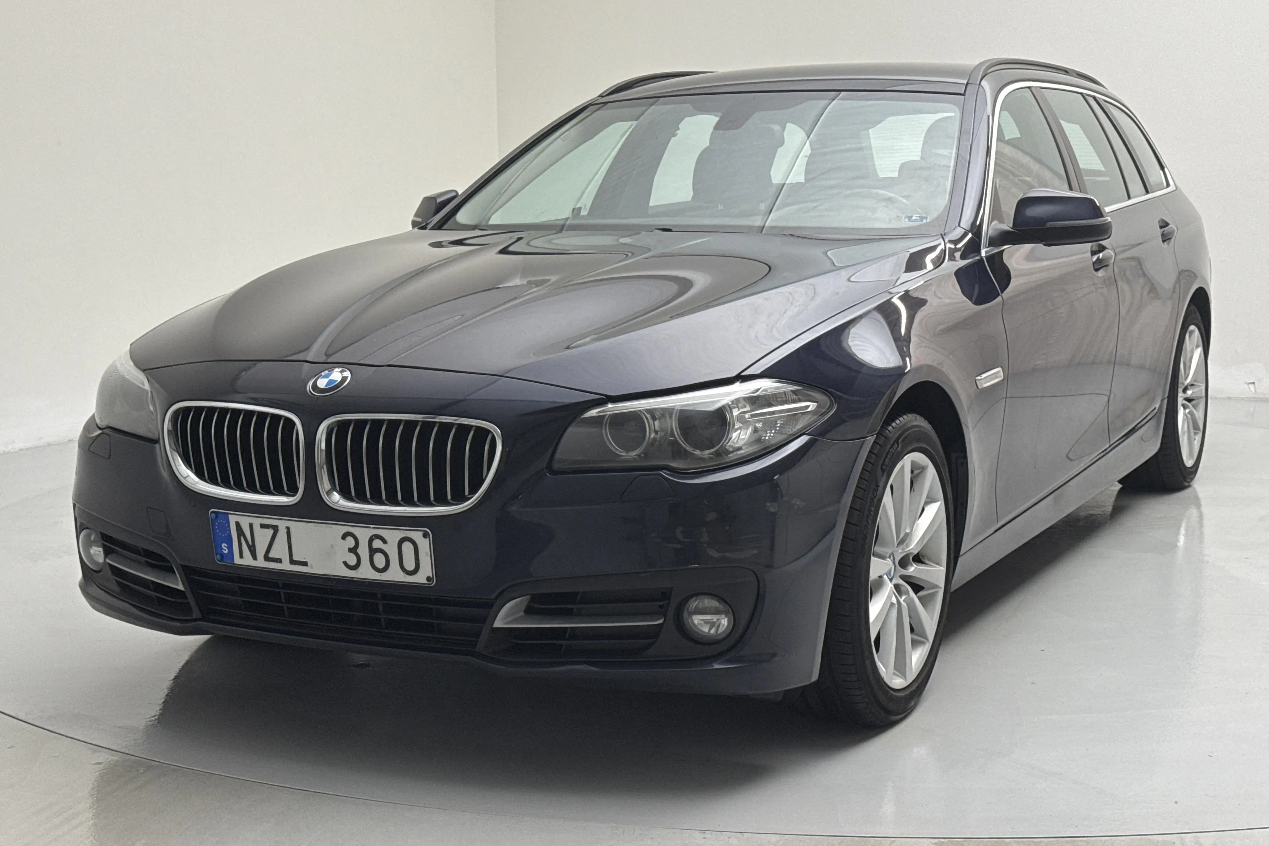Presentationsfoto 1 av 14: BMW 520d xDrive Touring, F11 (184hk) - 24 545 mil - Automat - blå - 2014