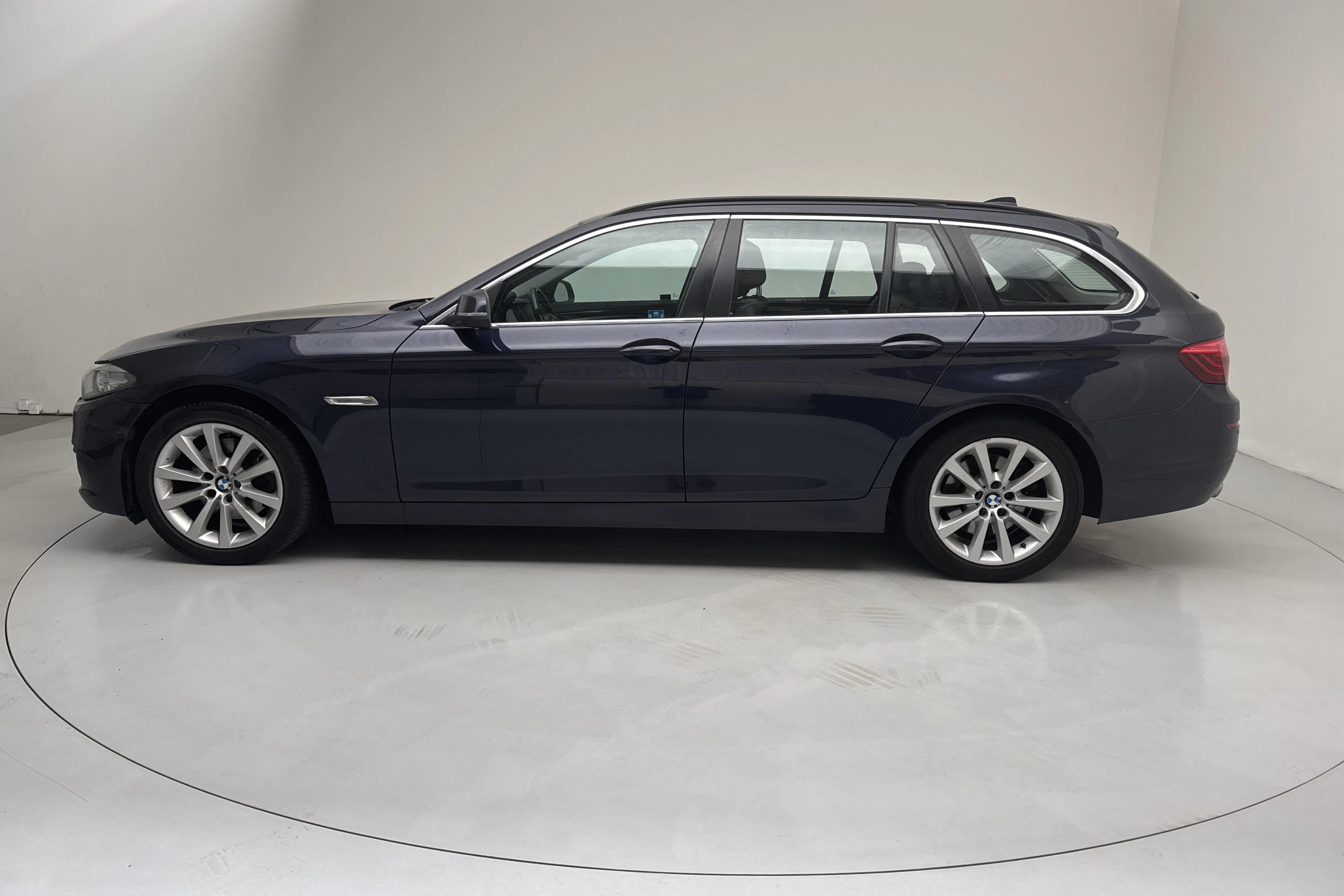 Presentationsfoto 2 av 14: BMW 520d xDrive Touring, F11 (184hk) - 24 545 mil - Automat - blå - 2014