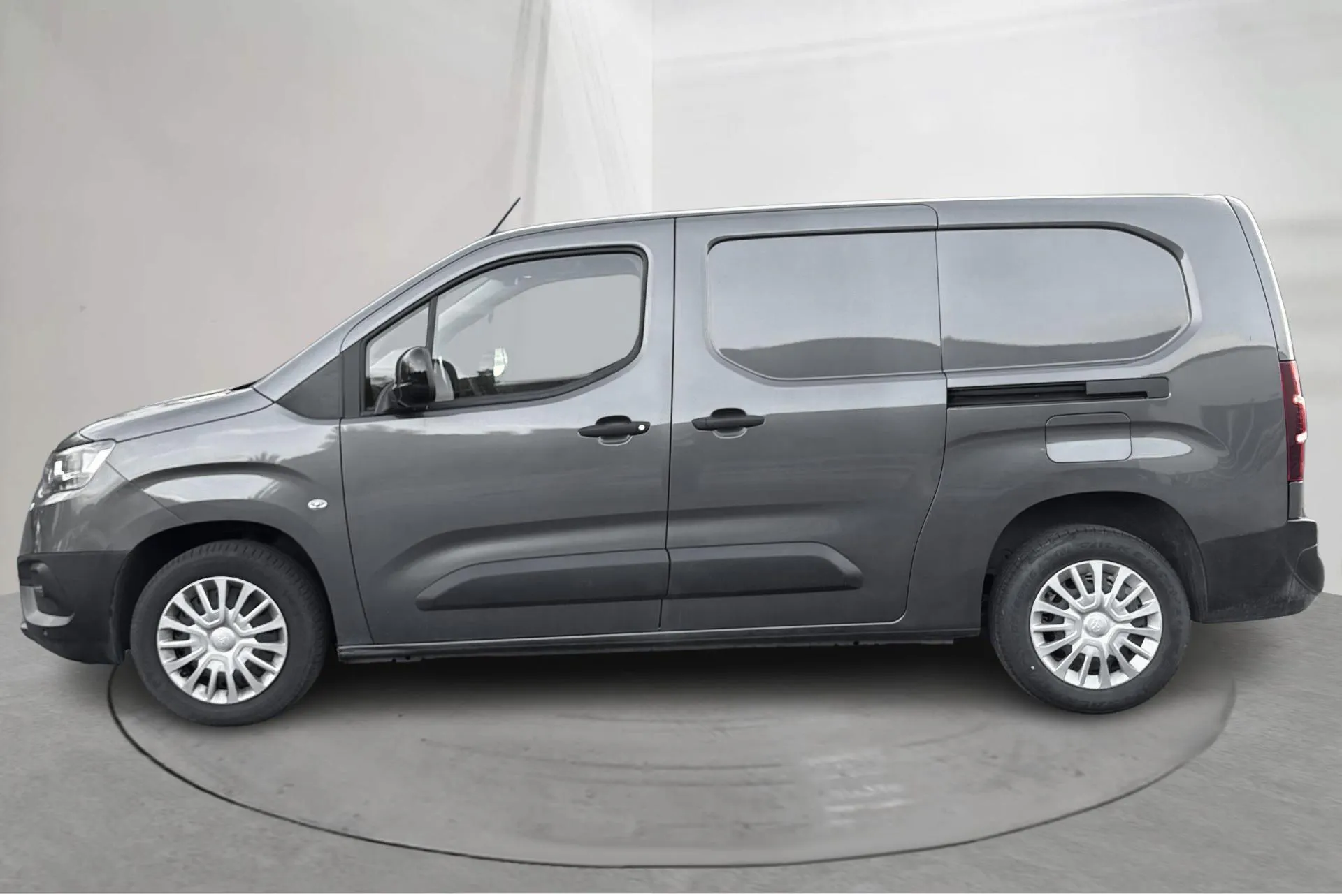 Presentationsfoto 2 av 14: Toyota PROACE CITY 1.5D (130hk) - 2 862 mil - Automat - Mörkgrå - 2024