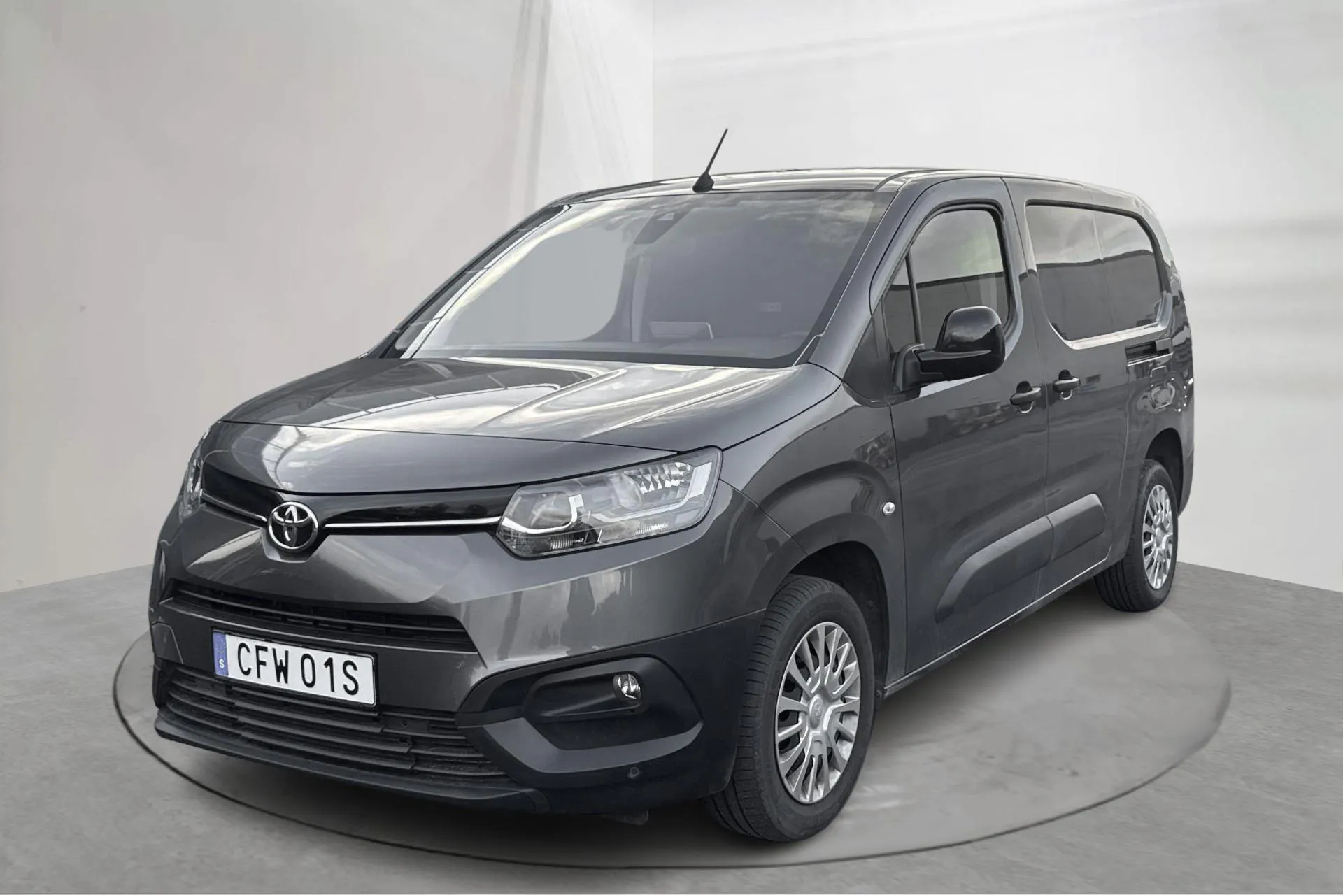 Presentationsfoto 1 av 14: Toyota PROACE CITY 1.5D (130hk) - 2 862 mil - Automat - Mörkgrå - 2024