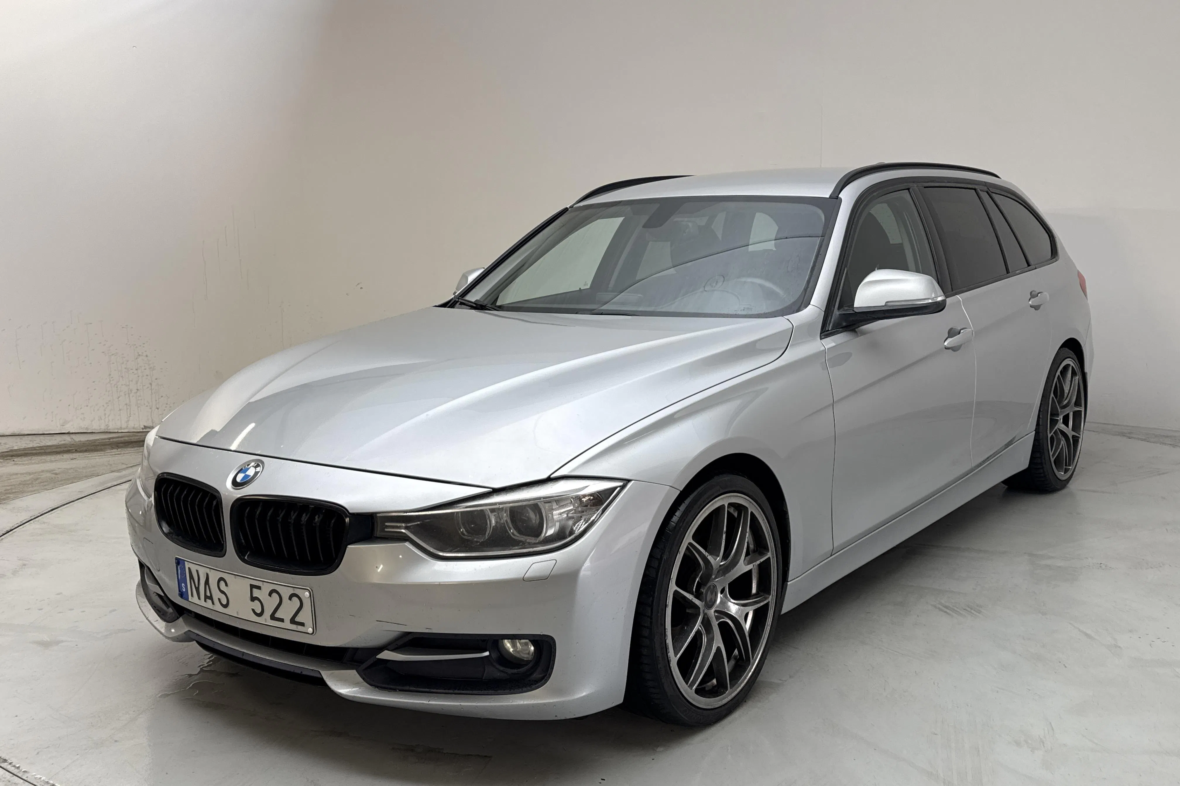 Presentationsfoto 1 av 13: BMW 320d Touring, F31 (184hk) - 25 010 mil - Manuell - silver - 2013