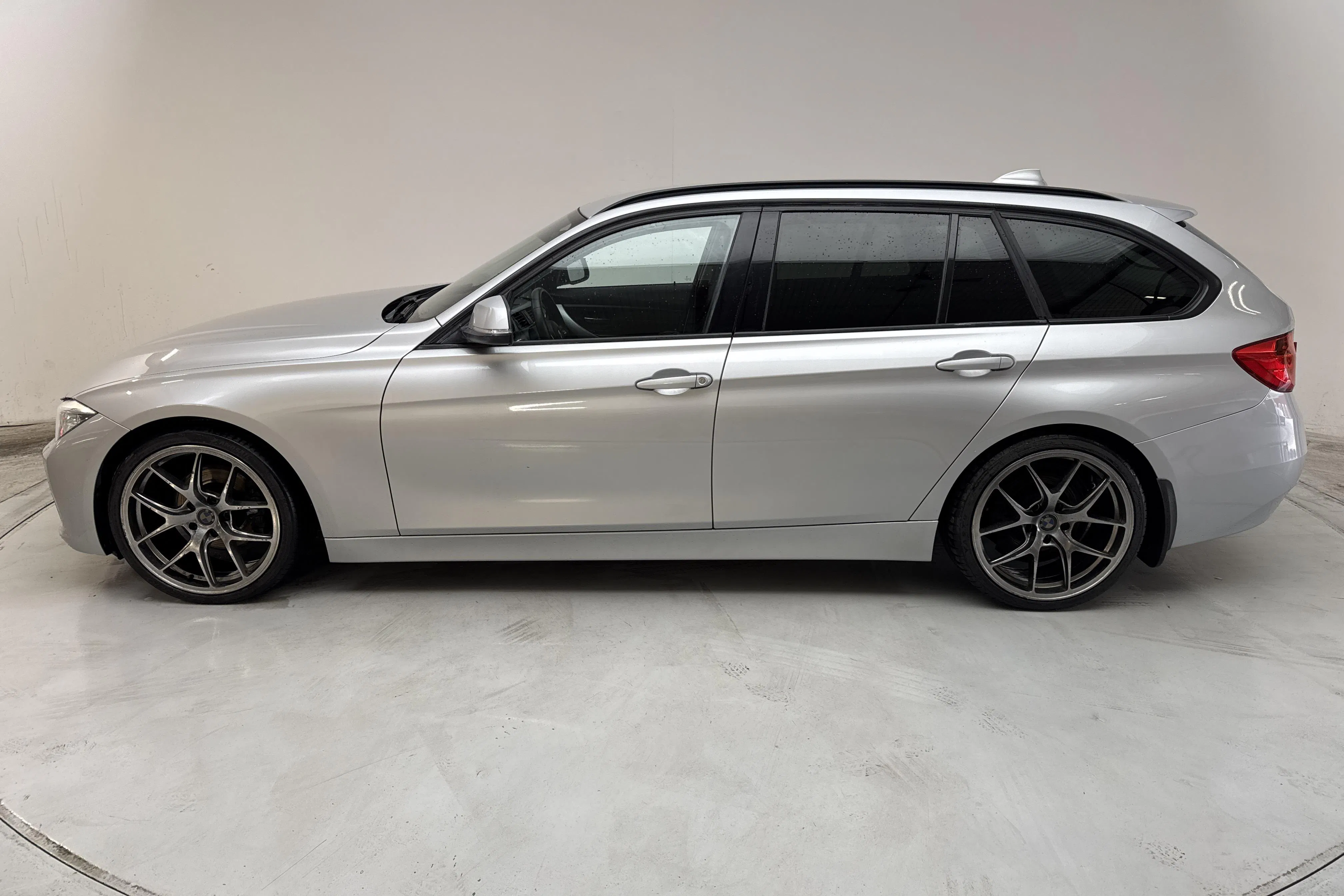 Presentationsfoto 2 av 13: BMW 320d Touring, F31 (184hk) - 25 010 mil - Manuell - silver - 2013