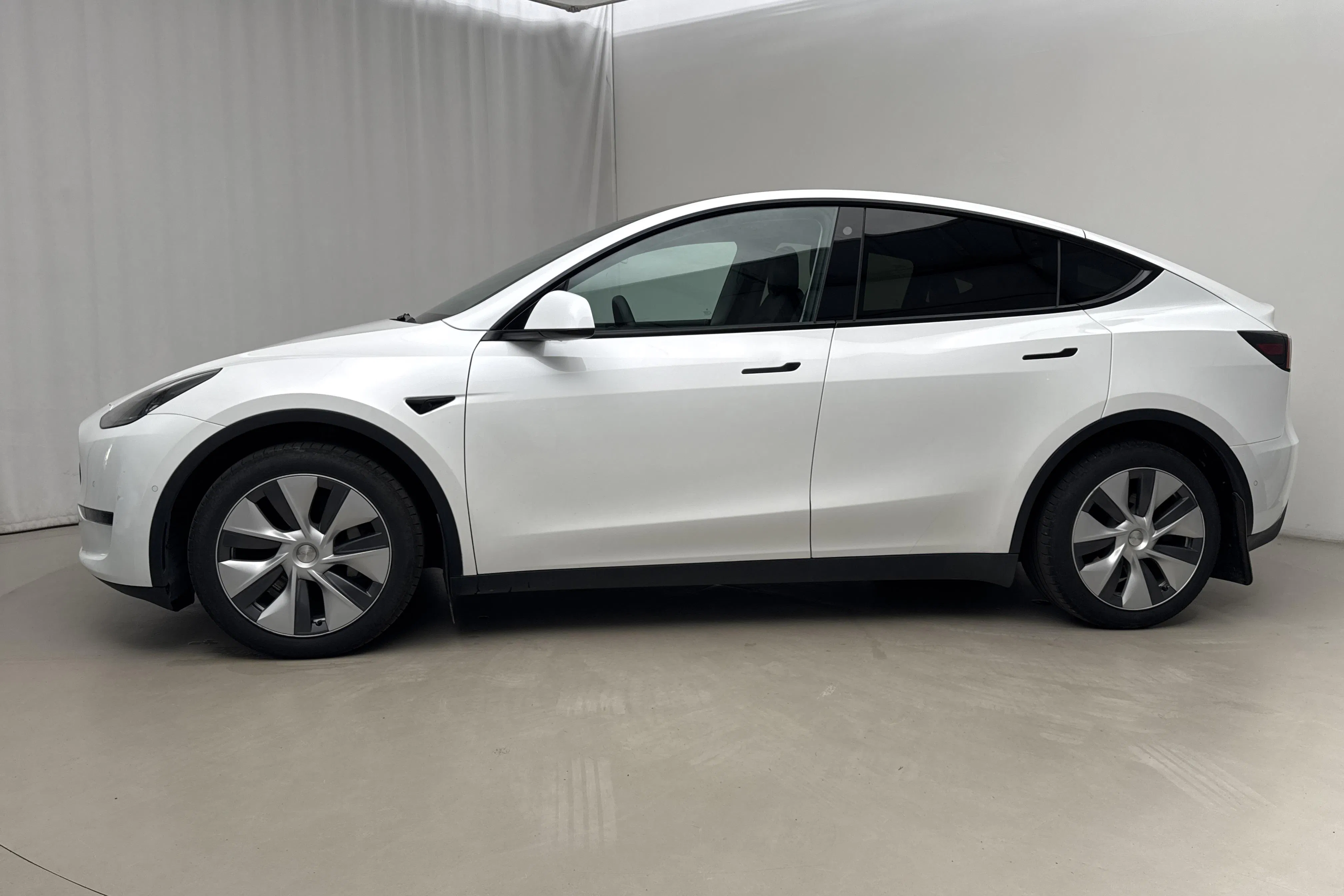 Presentationsfoto 2 av 25: Tesla Model Y Long Range Dual Motor AWD - 14 527 mil - Automat - vit - 2022