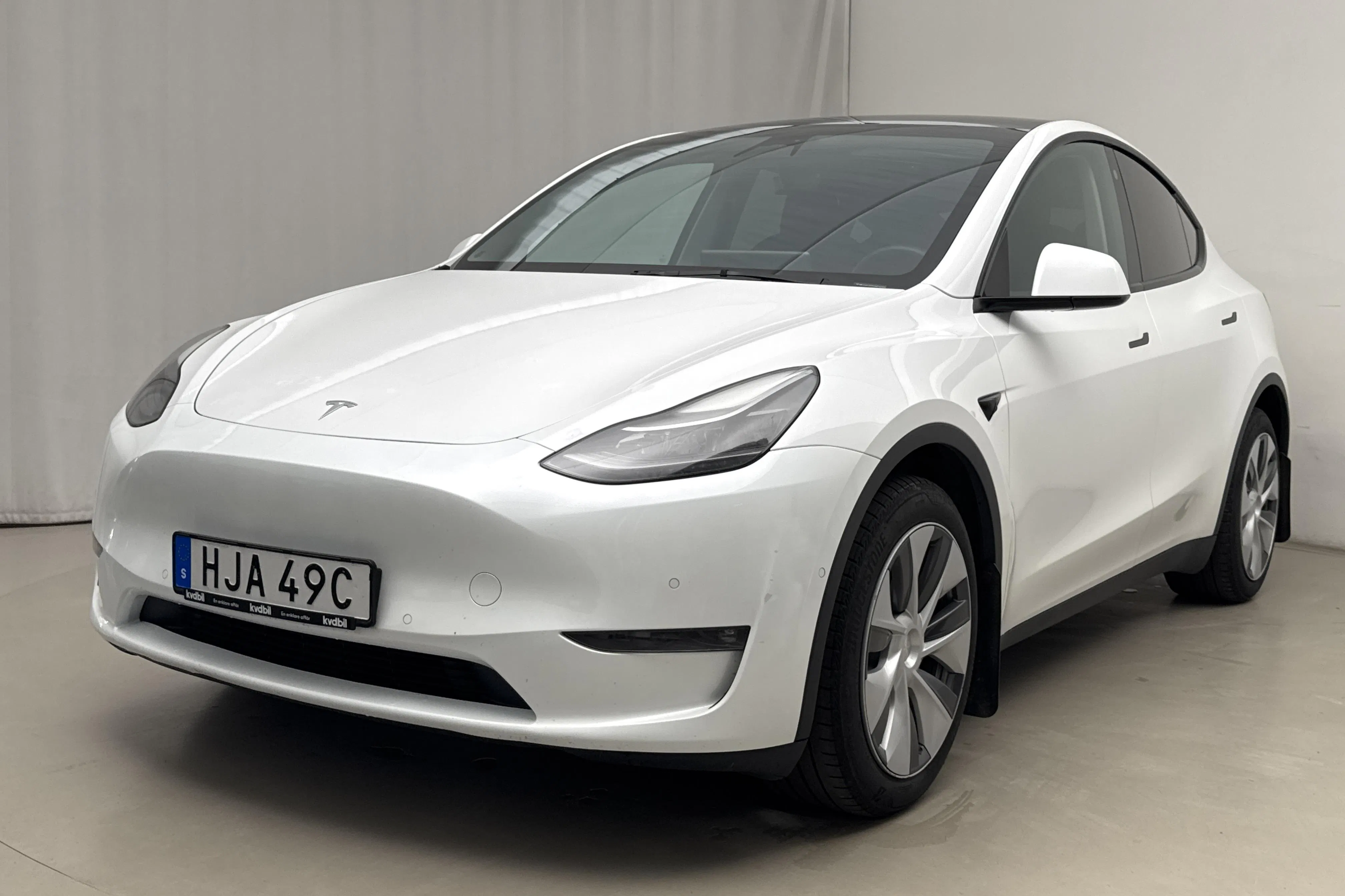 Presentationsfoto 1 av 25: Tesla Model Y Long Range Dual Motor AWD - 14 527 mil - Automat - vit - 2022