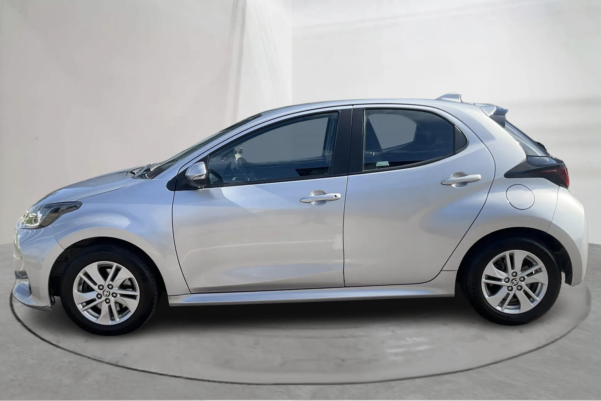 Presentationsfoto 2 av 14: Toyota Yaris 1.5 Hybrid 5dr (116hk) - 10 015 mil - Automat - silver - 2023