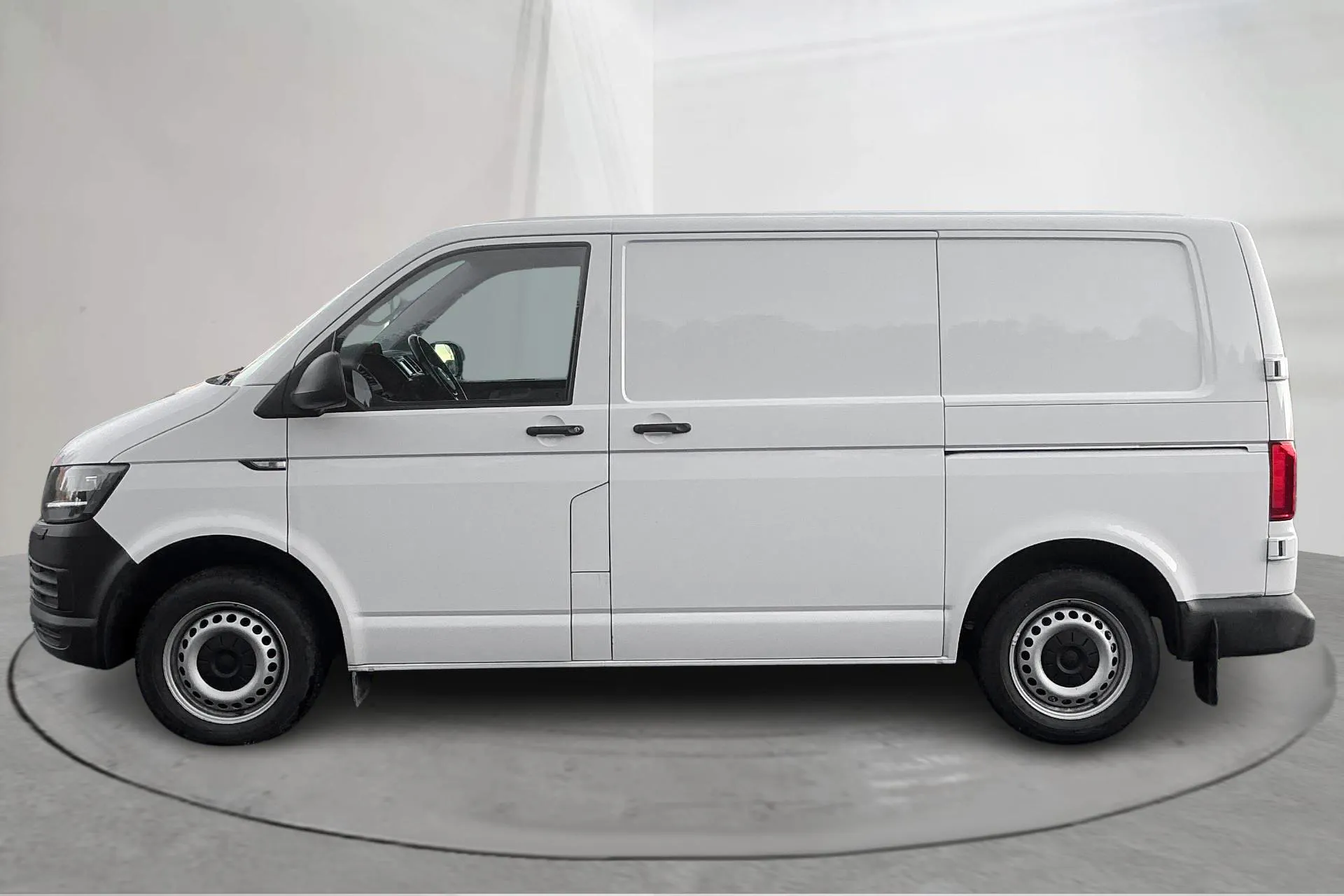 Presentationsfoto 2 av 15: VW Transporter T6 2.0 TDI BMT Skåp (150hk) - 16 787 mil - Automat - vit - 2019