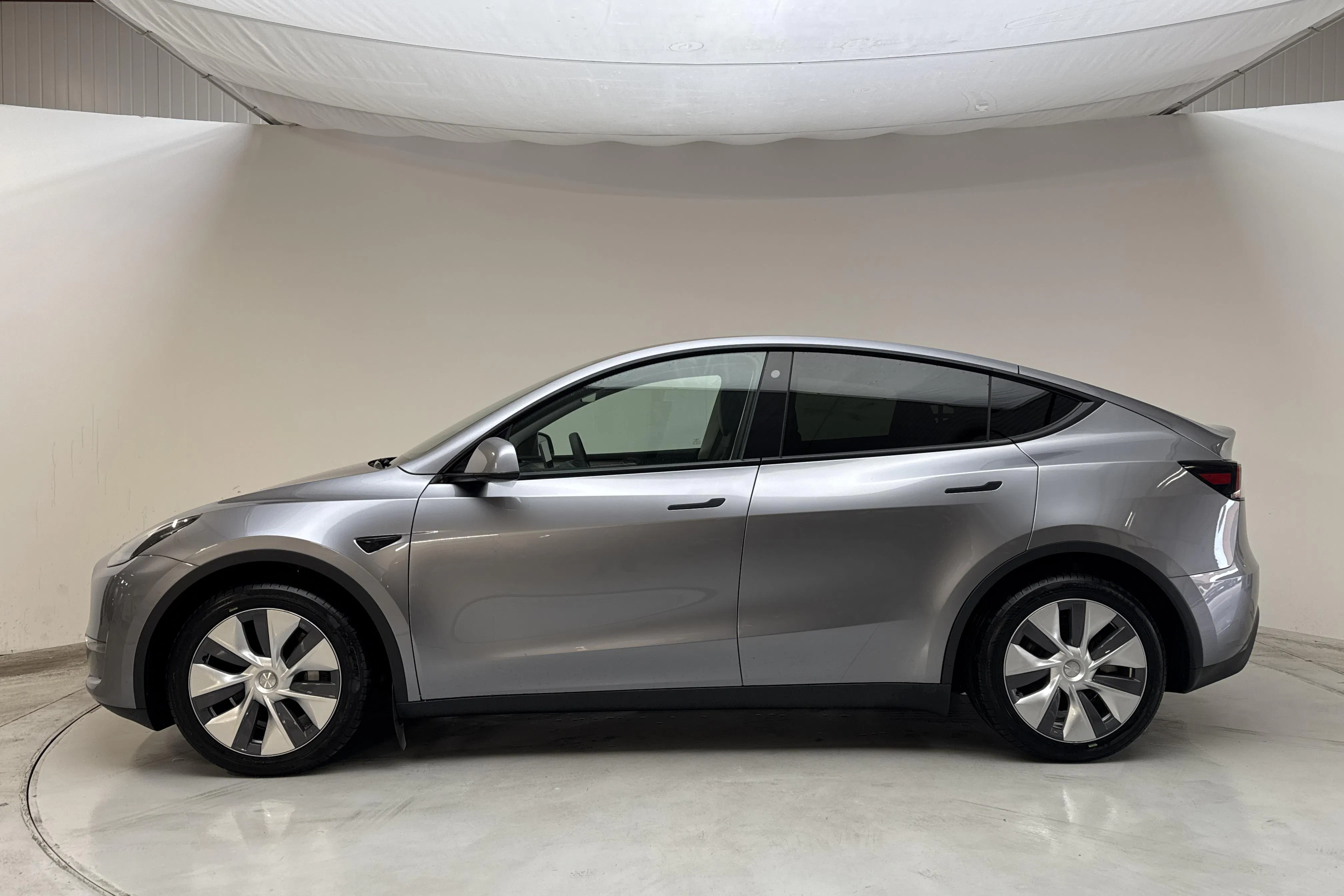 Presentationsfoto 2 av 18: Tesla Model Y Long Range Dual Motor AWD - 11 743 mil - Automat - grå - 2024