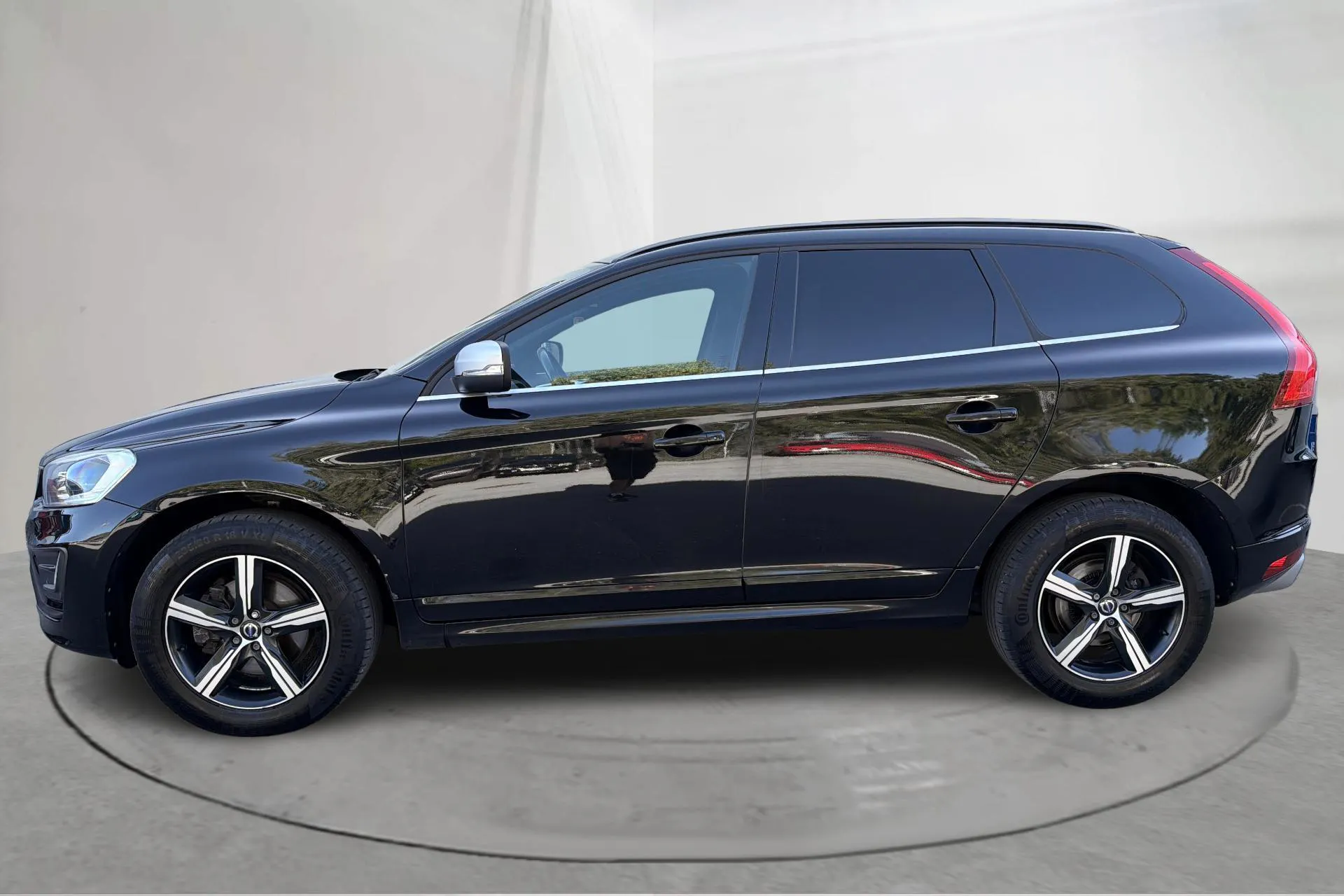 Presentationsfoto 2 av 17: Volvo XC60 D3 2WD (150hk) - 19 521 mil - Automat - svart - 2017