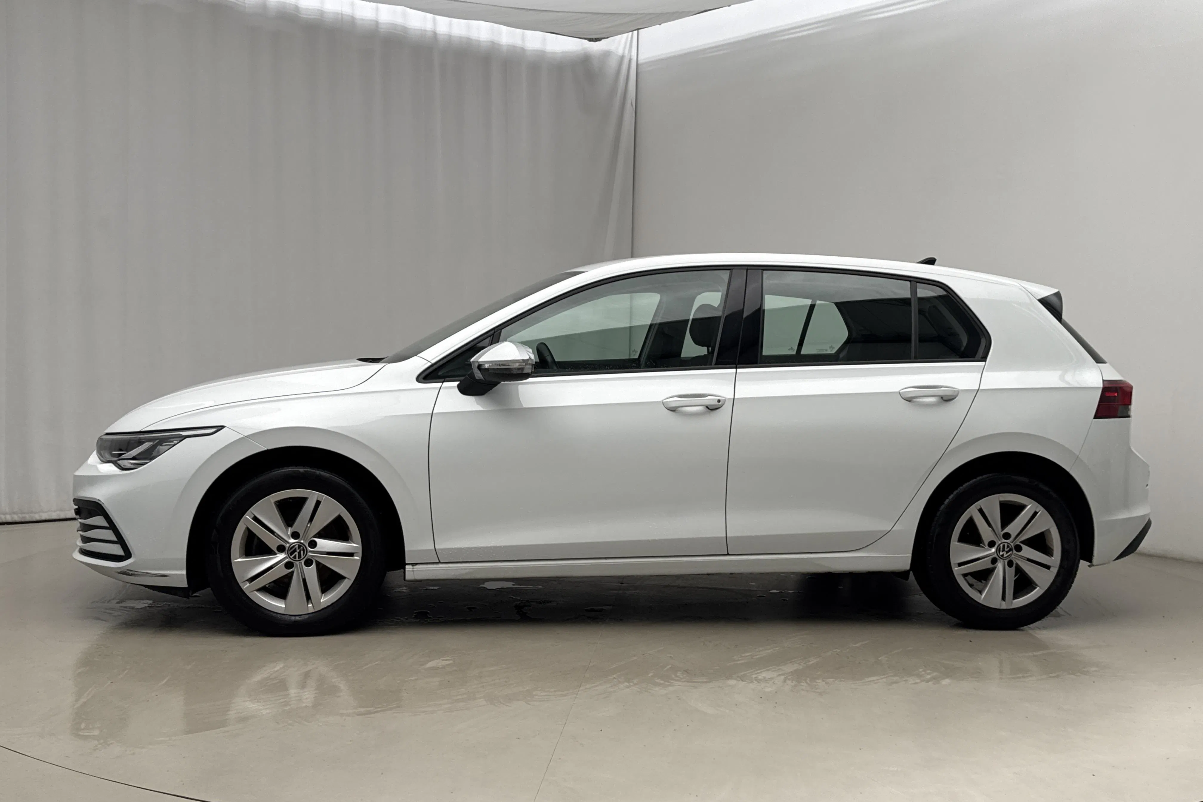 Presentation photo 2 of 17: VW Golf VIII TGI 5dr (130hk) - 51 700 km - Automatic - white - 2023