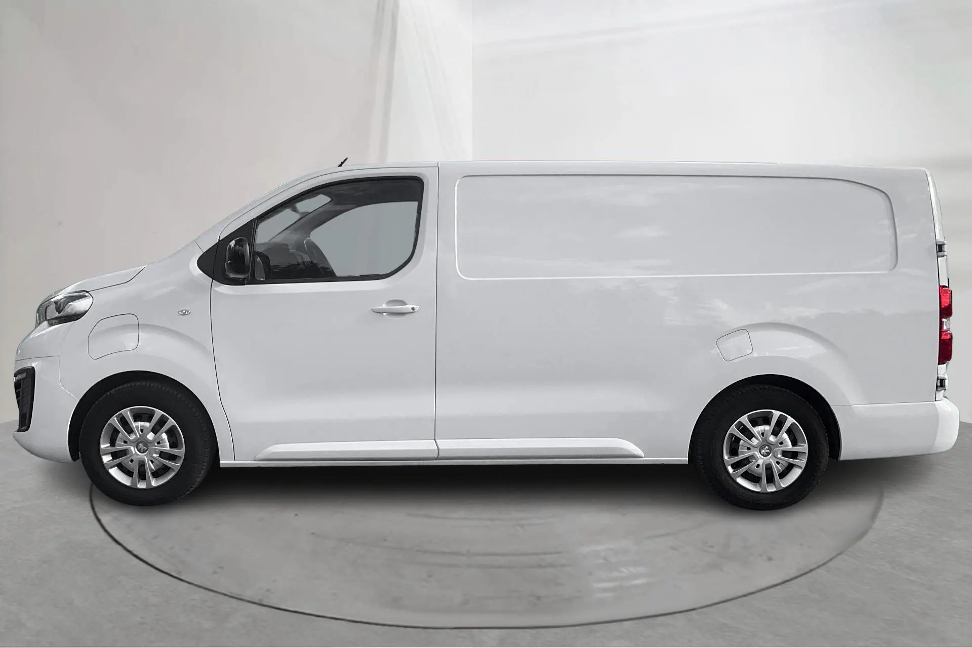 Presentationsfoto 2 av 21: Peugeot e-Expert Skåp 75kWh (136hk) - 4 967 mil - Automat - vit - 2023