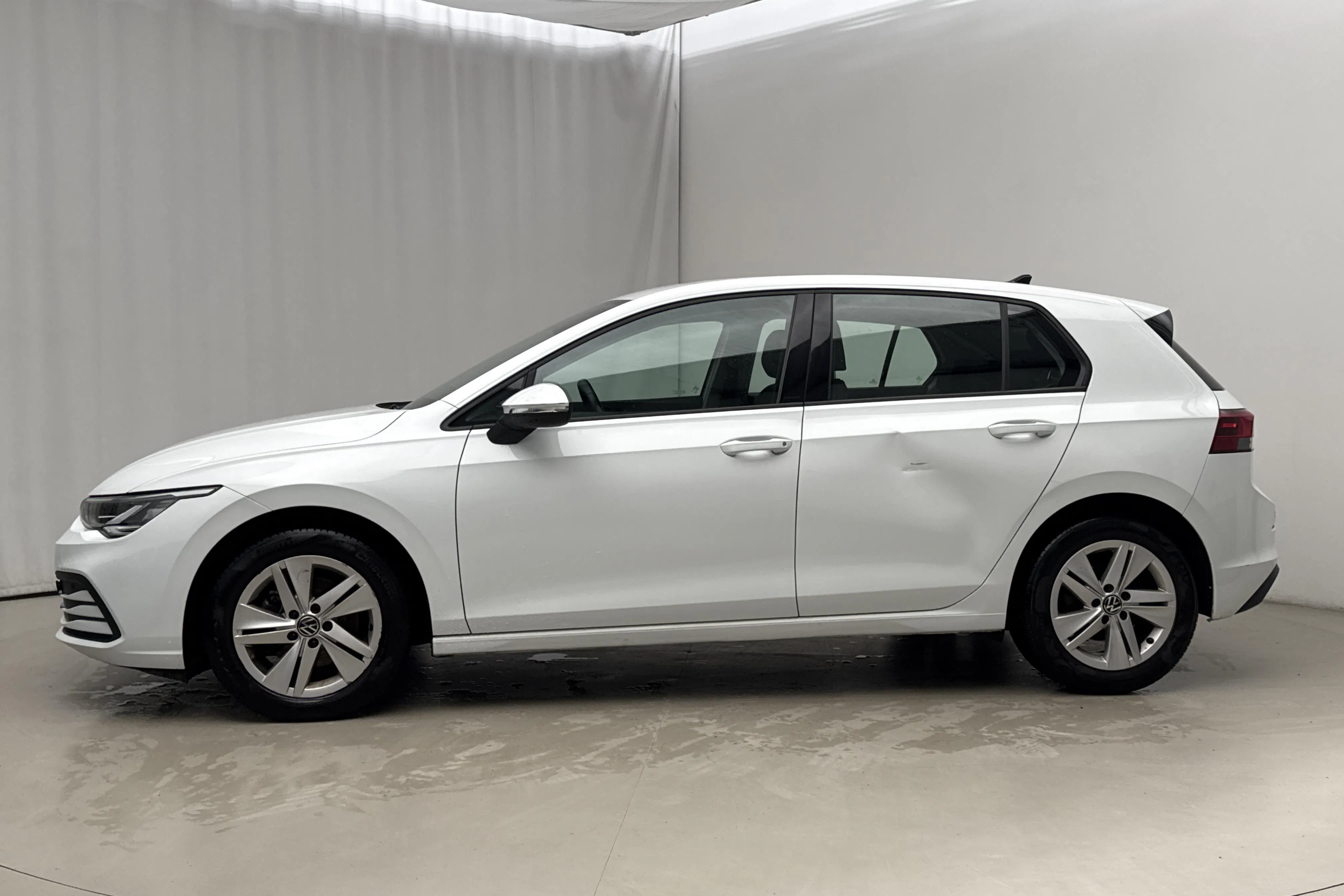 Presentationsfoto 2 av 17: VW Golf VIII TGI 5dr (130hk) - 3 059 mil - Automat - vit - 2023