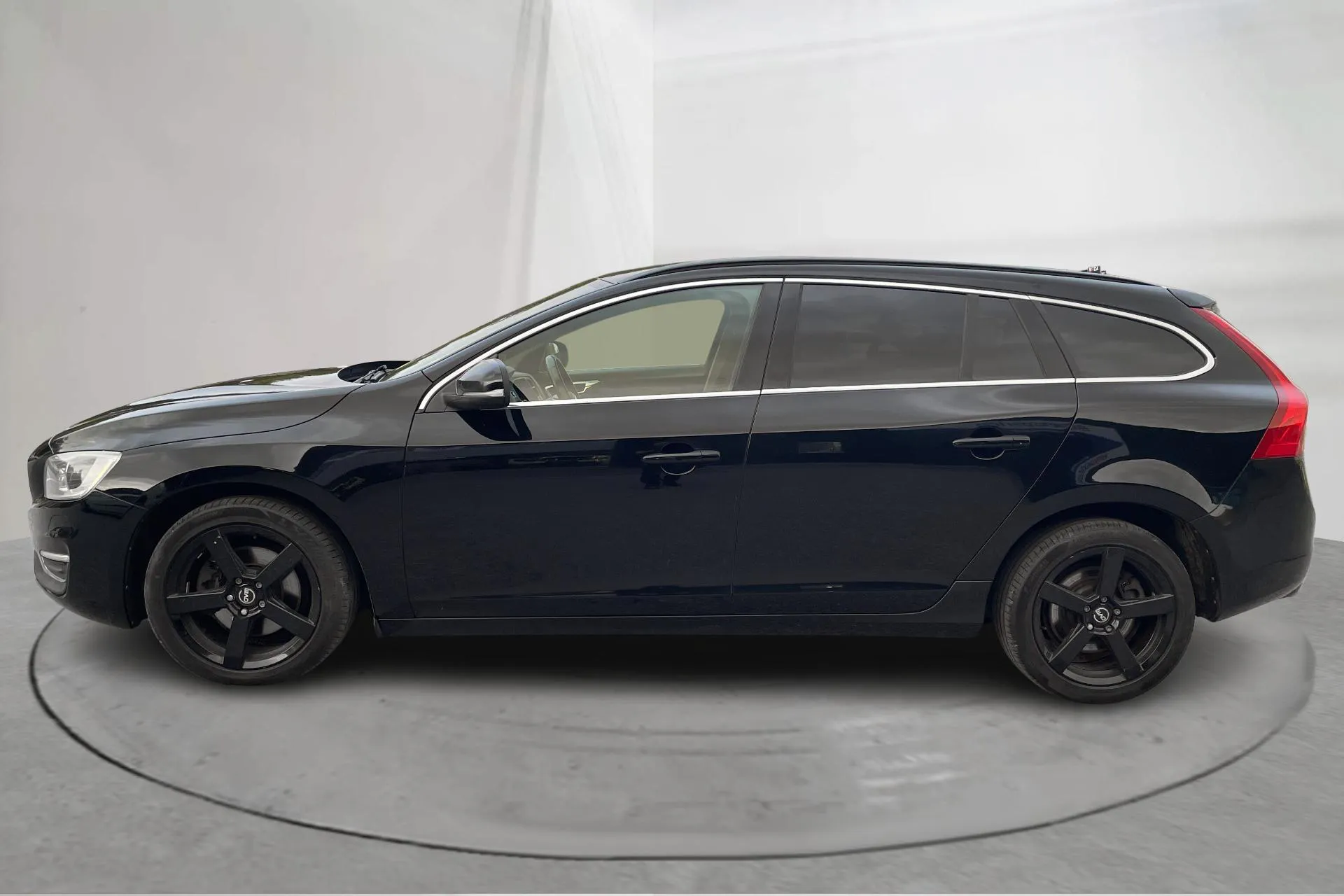 Presentationsfoto 2 av 20: Volvo V60 D4 (190hk) - 26 946 mil - Automat - svart - 2017