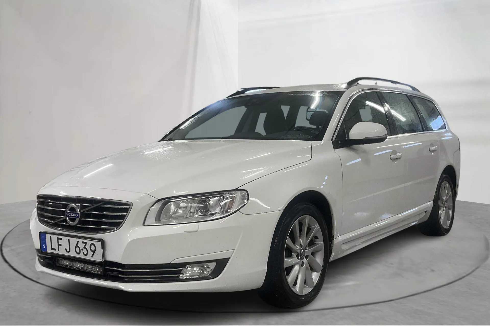 Presentationsfoto 1 av 19: Volvo V70 II D4 AWD (181hk) - 26 415 mil - Automat - vit - 2016
