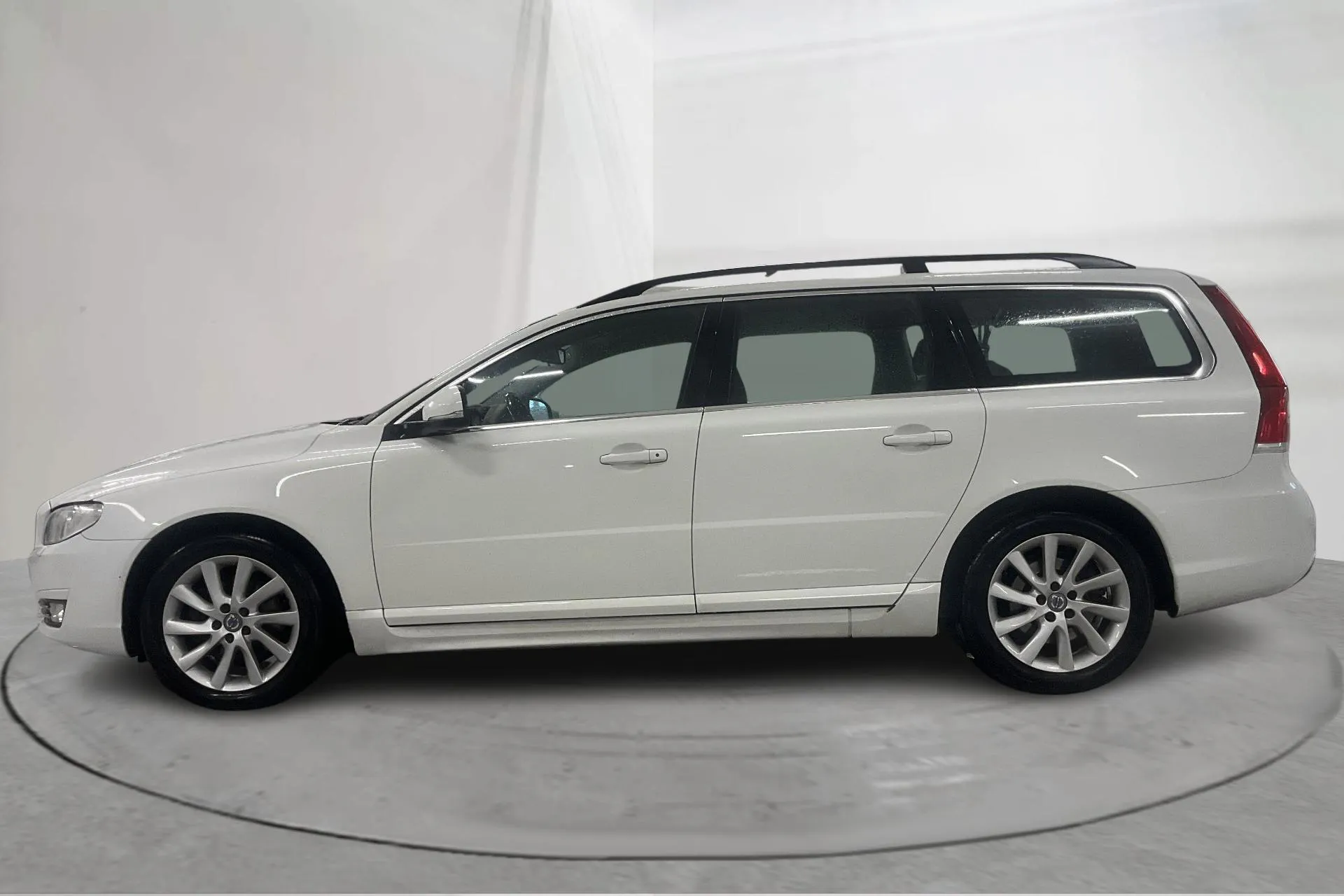Presentationsfoto 2 av 19: Volvo V70 II D4 AWD (181hk) - 26 415 mil - Automat - vit - 2016