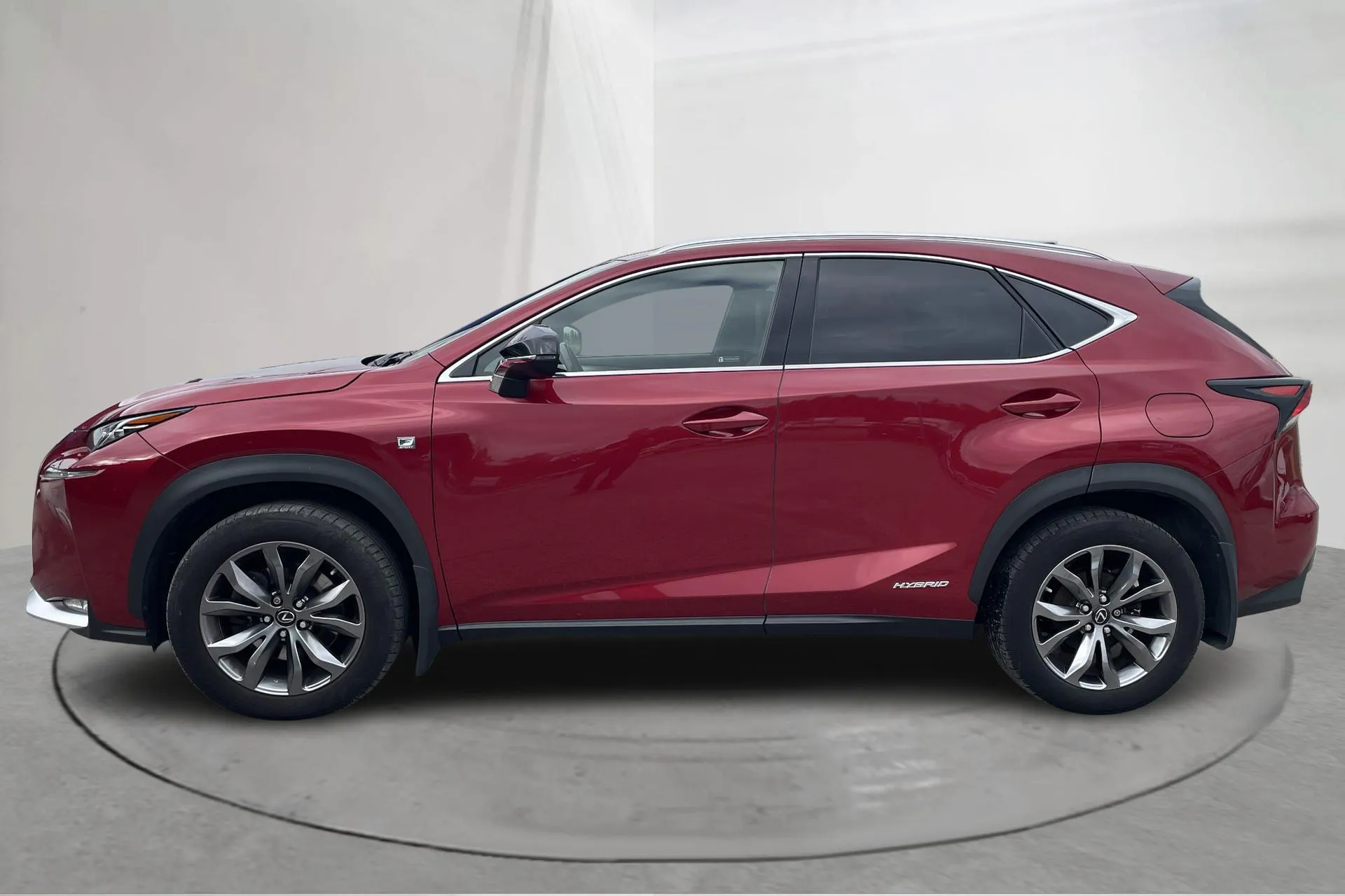 Presentationsfoto 2 av 20: Lexus NX 300h AWD (181hk) - 13 597 mil - Automat - röd - 2017