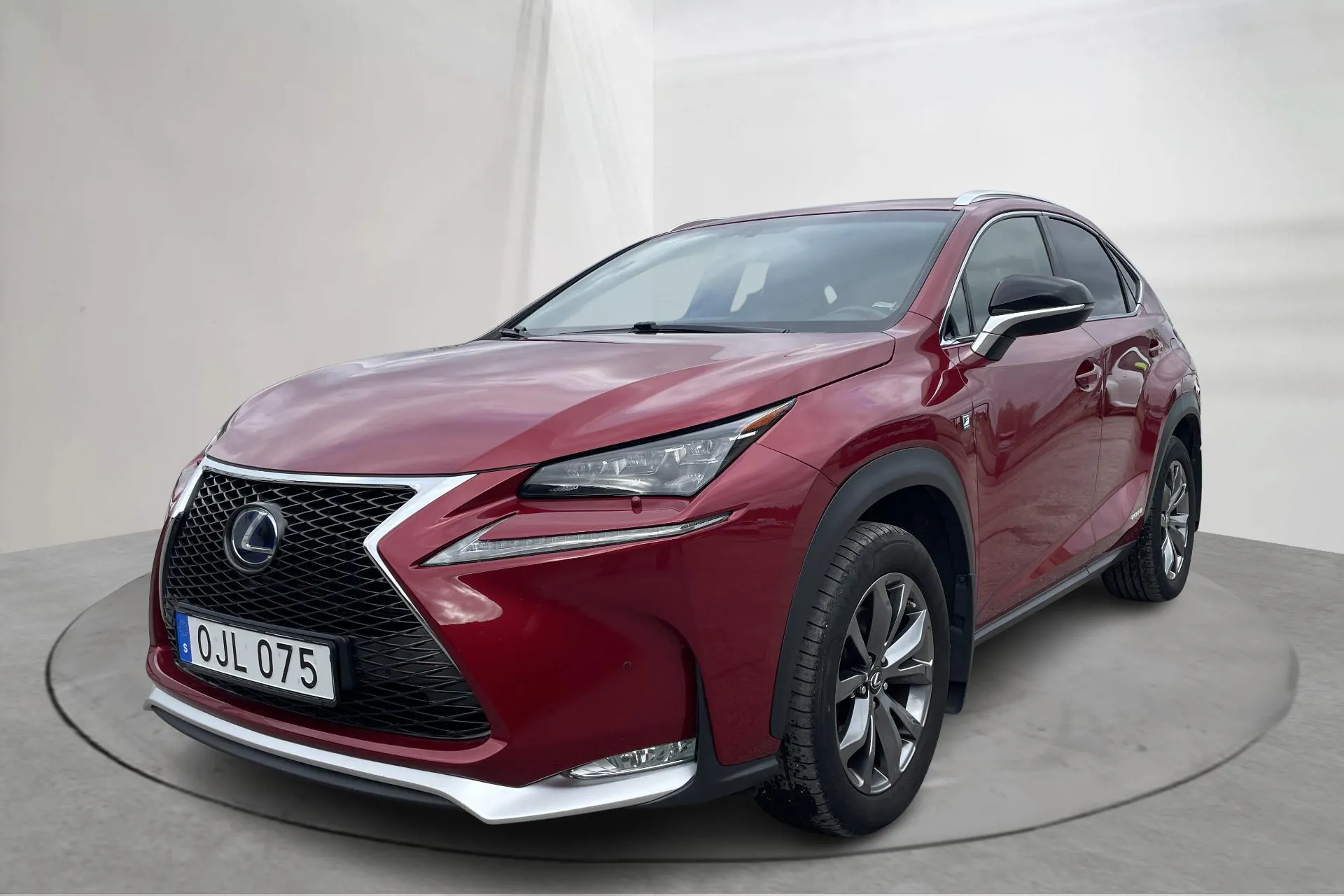 Presentationsfoto 1 av 20: Lexus NX 300h AWD (181hk) - 13 597 mil - Automat - röd - 2017