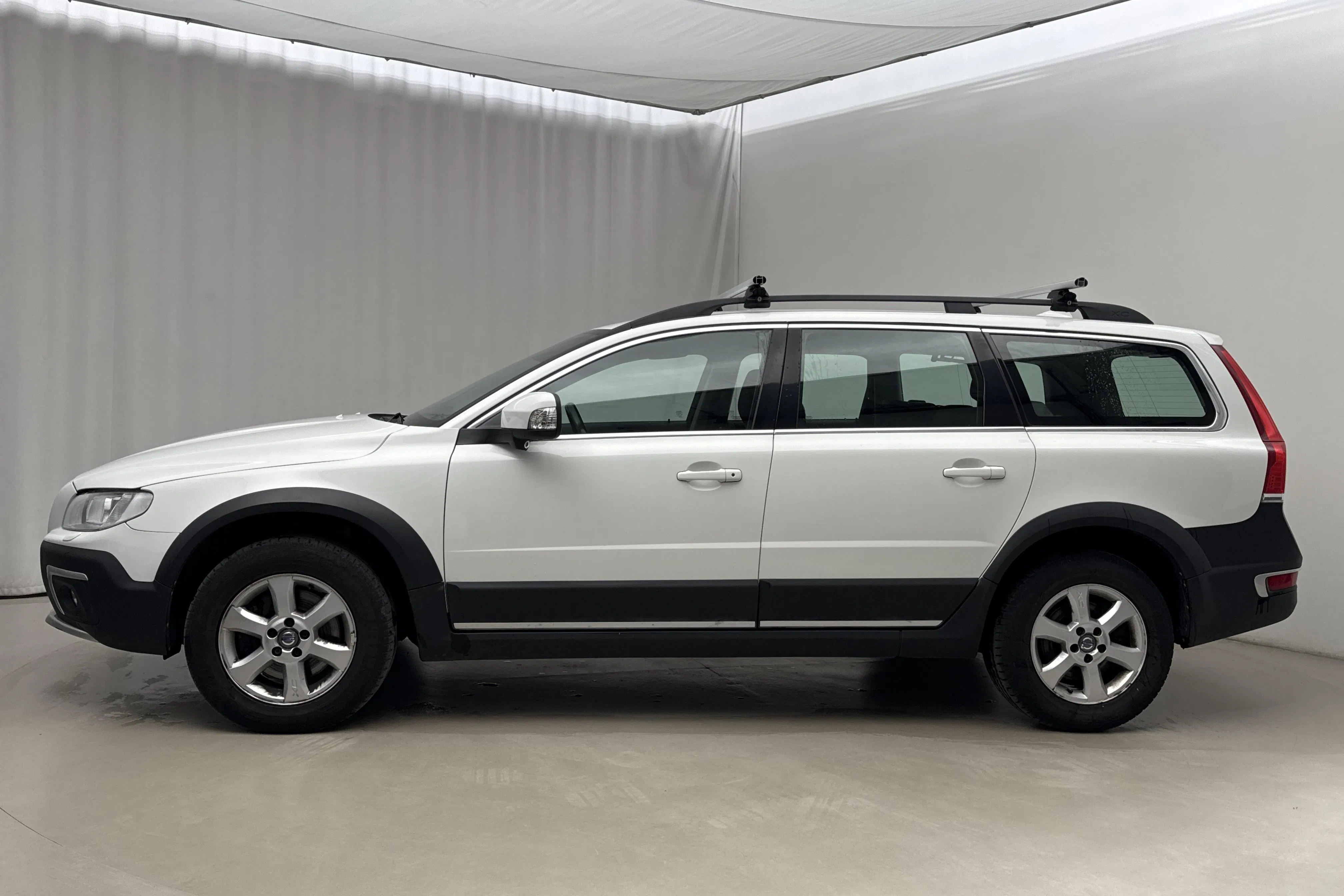 Presentationsfoto 2 av 16: Volvo XC70 II D4 AWD (181hk) - 22 715 mil - Automat - vit - 2015