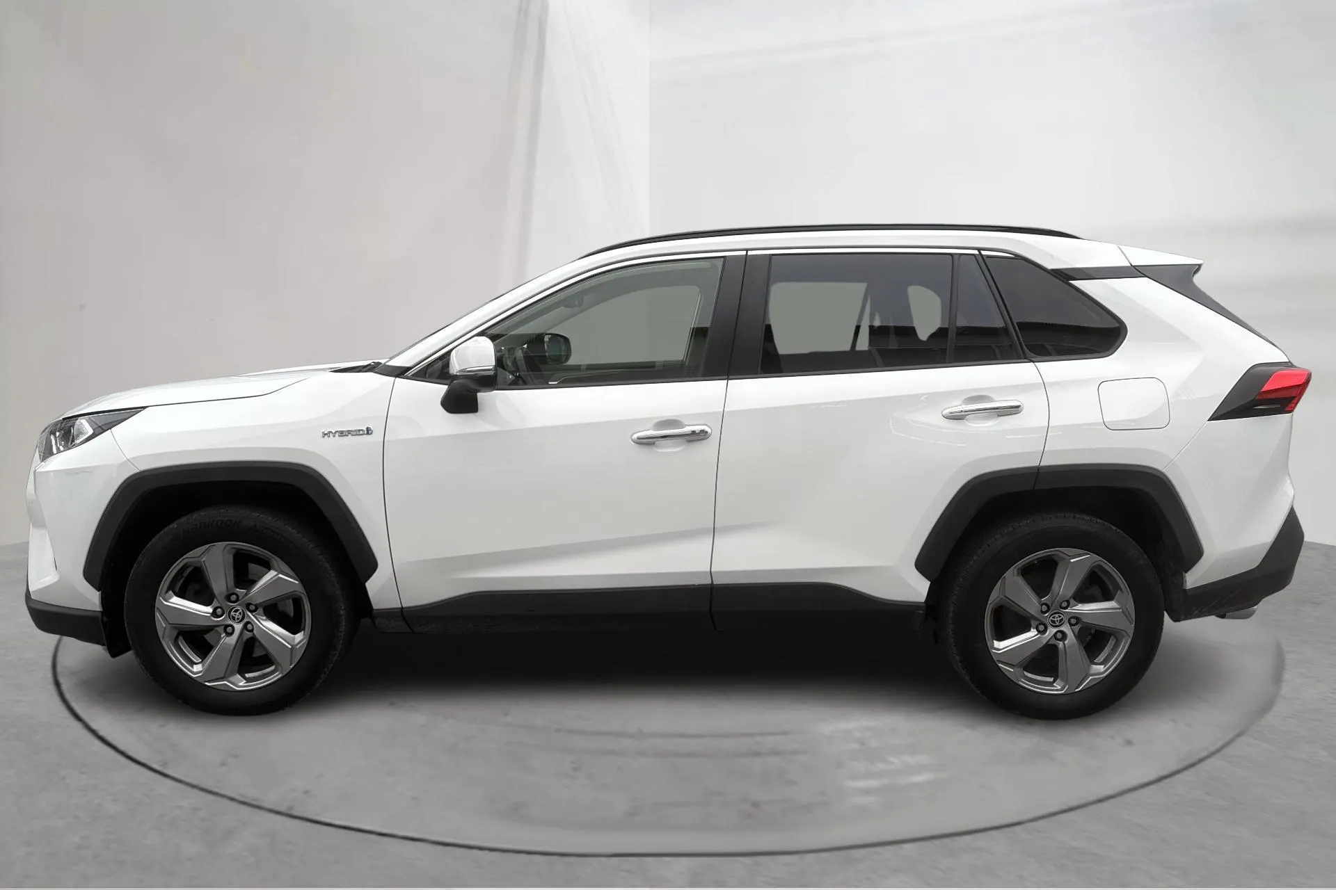 Presentationsfoto 2 av 16: Toyota RAV4 2.5 HSD AWD (222hk) - 20 839 mil - Automat - vit - 2020