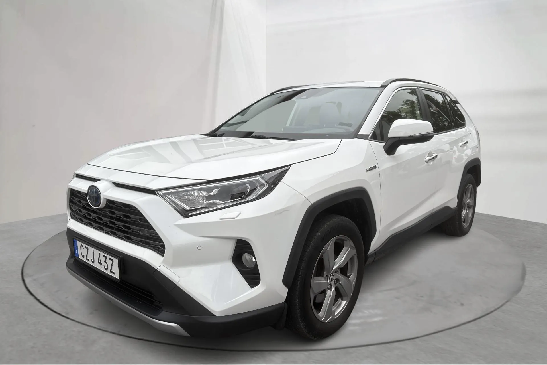 Presentationsfoto 1 av 16: Toyota RAV4 2.5 HSD AWD (222hk) - 20 839 mil - Automat - vit - 2020