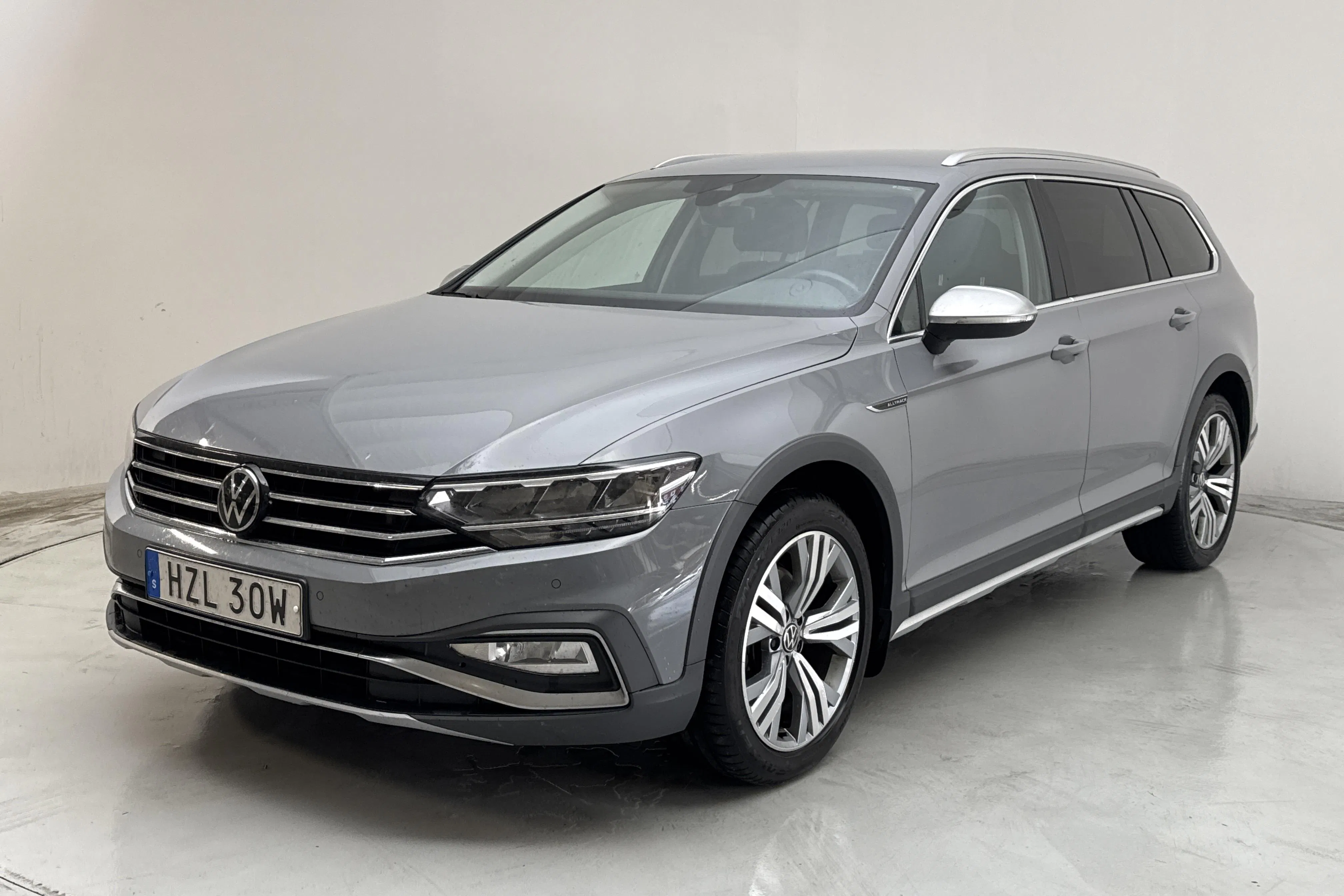 Presentationsfoto 1 av 14: VW Passat Alltrack 2.0 TDI Sportscombi 4Motion (200hk) - 15 571 mil - Automat - grå - 2023