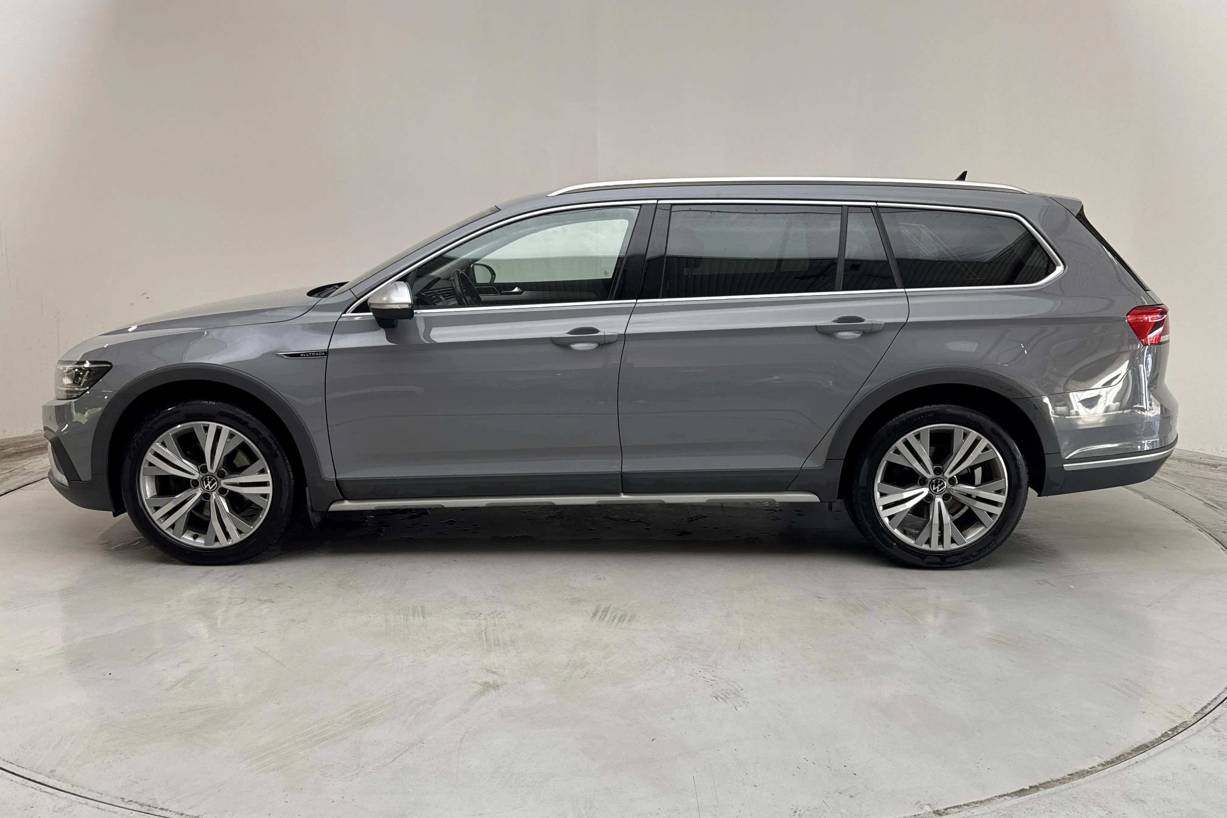 Presentationsfoto 2 av 14: VW Passat Alltrack 2.0 TDI Sportscombi 4Motion (200hk) - 15 571 mil - Automat - grå - 2023