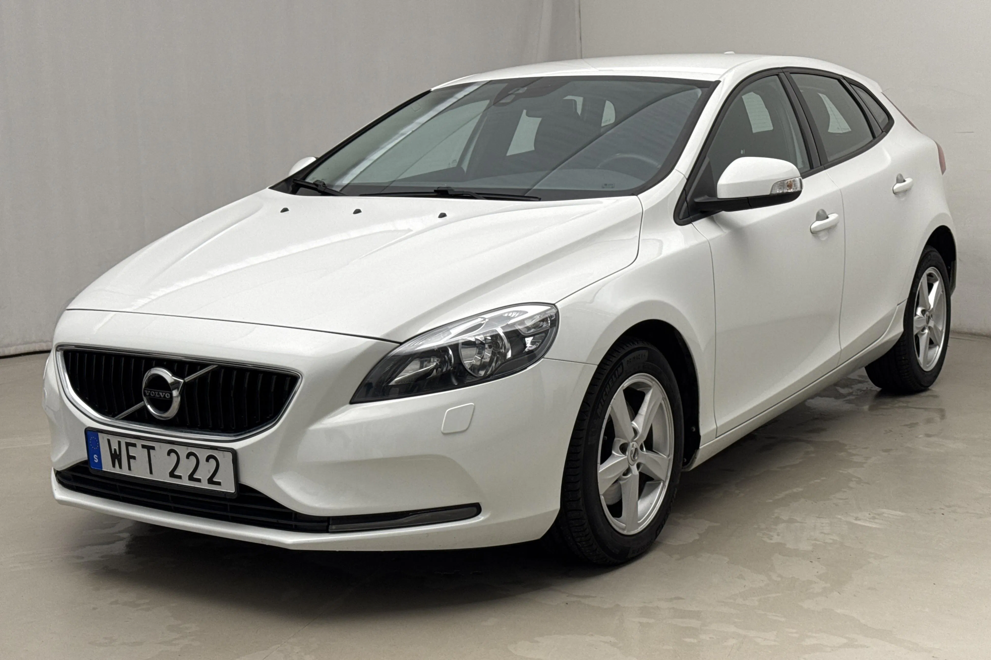Presentationsfoto 1 av 15: Volvo V40 T2 (122hk) - 8 338 mil - Manuell - vit - 2017