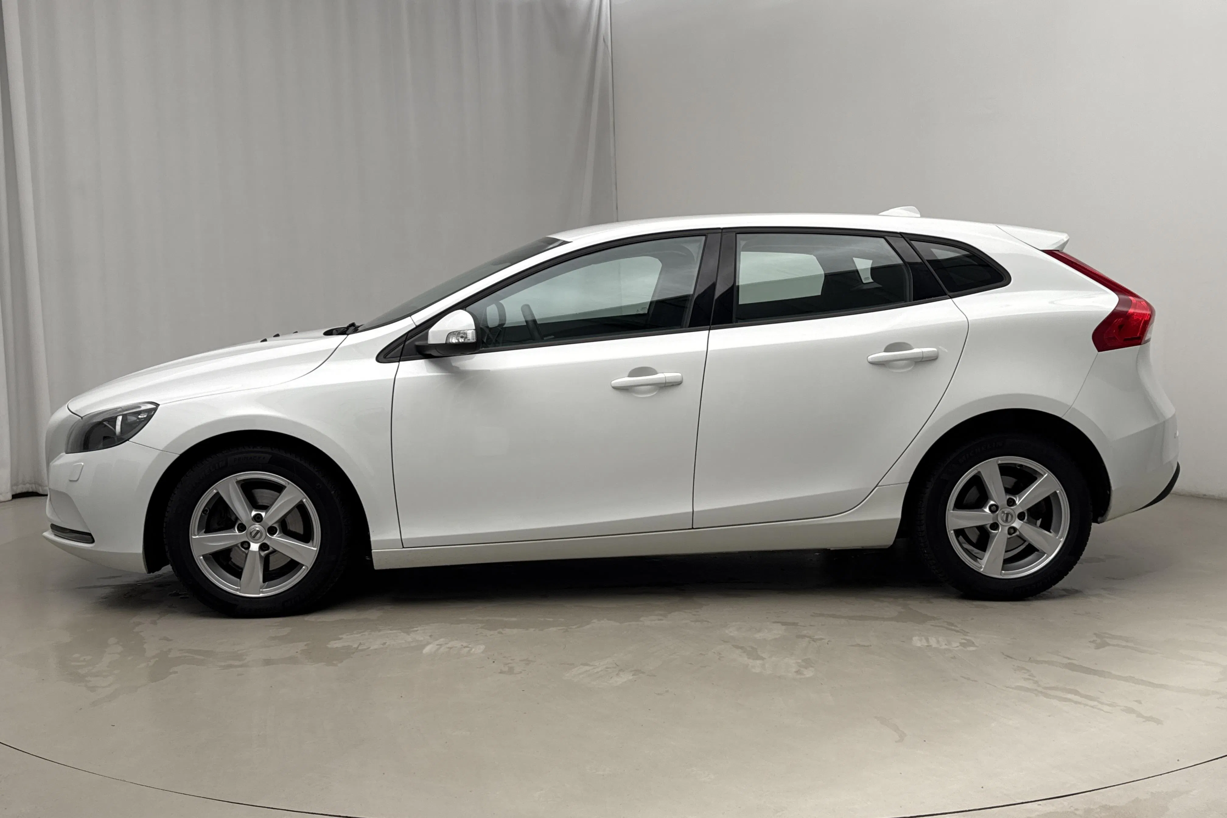 Presentationsfoto 2 av 15: Volvo V40 T2 (122hk) - 8 338 mil - Manuell - vit - 2017