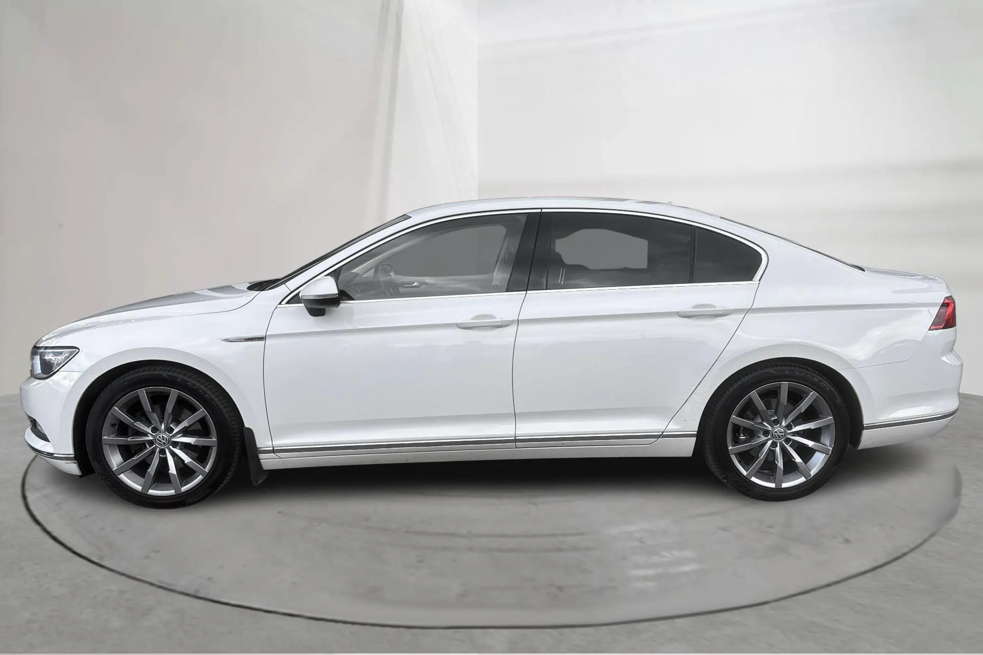 Presentationsfoto 2 av 15: VW Passat 2.0 TDI 4MOTION (190hk) - 25 266 mil - Automat - vit - 2015