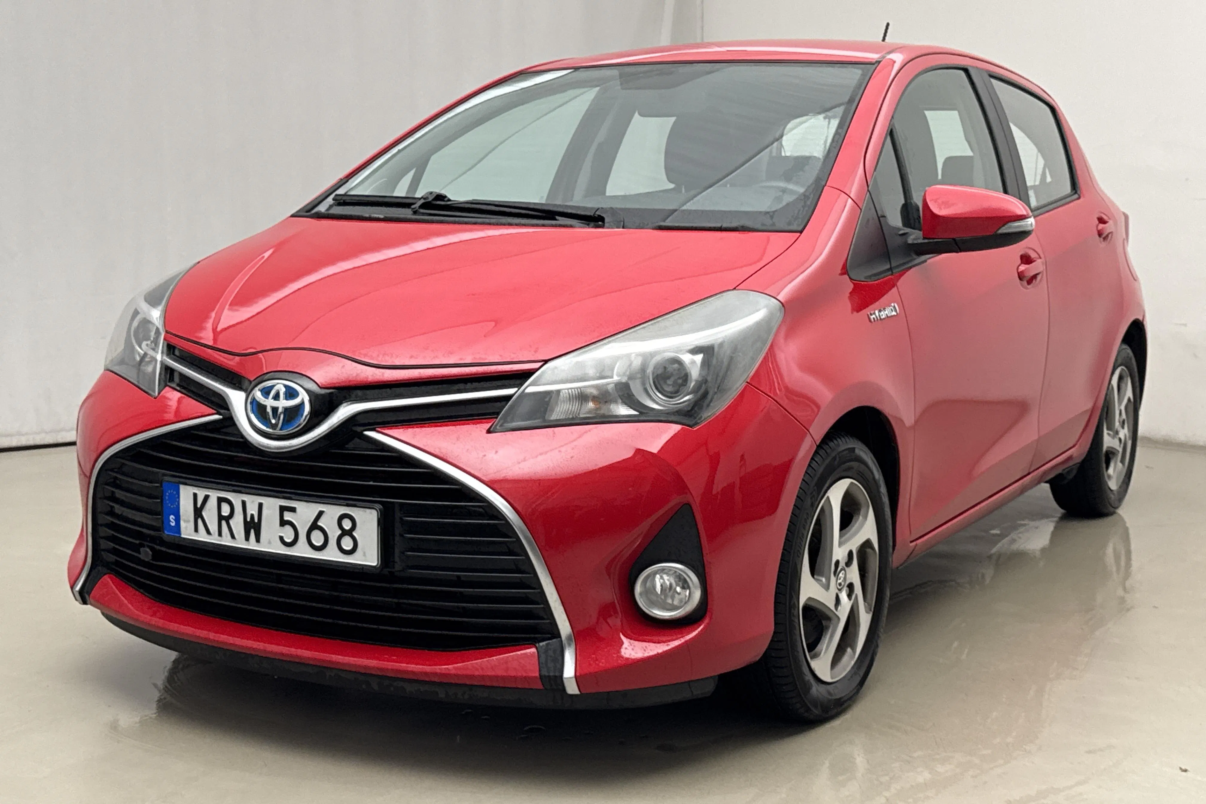 Presentationsfoto 1 av 15: Toyota Yaris 1.5 HSD 5dr (101hk) - 16 061 mil - Automat - röd - 2015