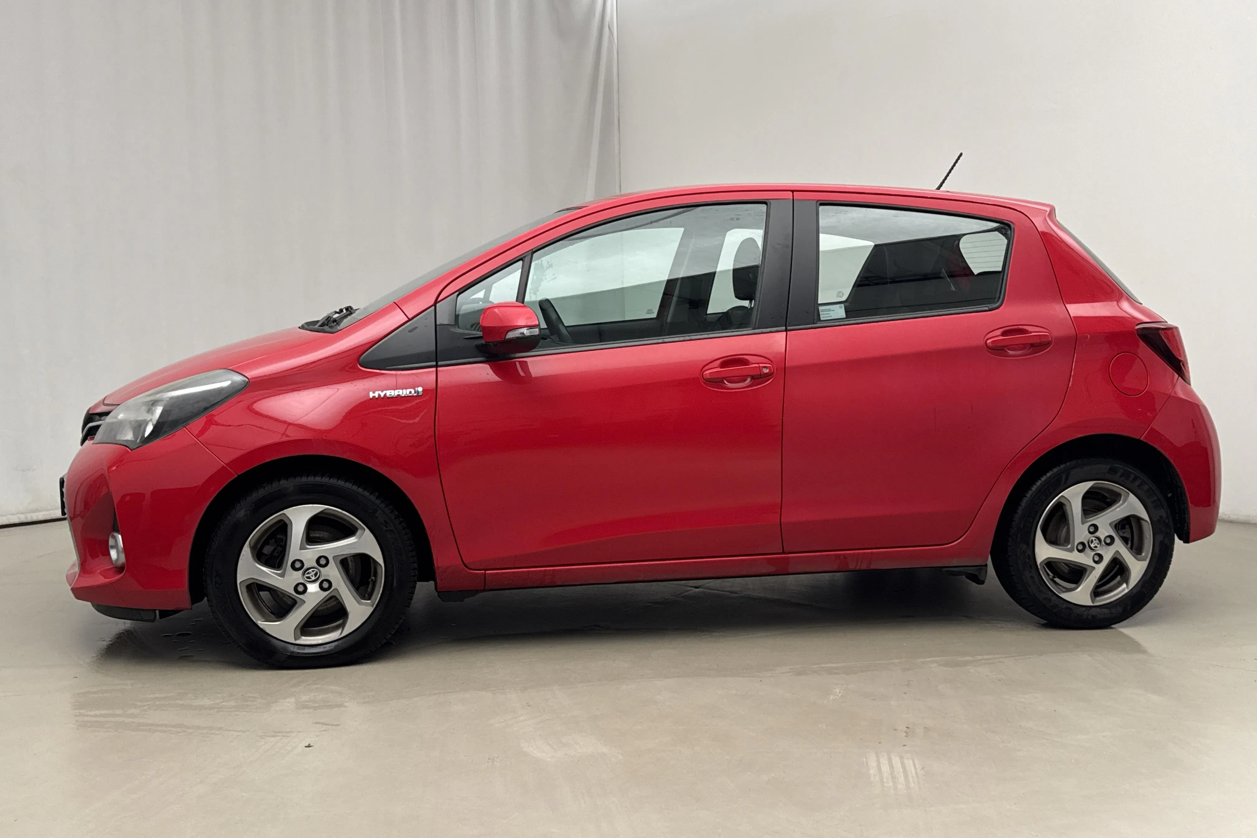 Presentationsfoto 2 av 15: Toyota Yaris 1.5 HSD 5dr (101hk) - 16 061 mil - Automat - röd - 2015