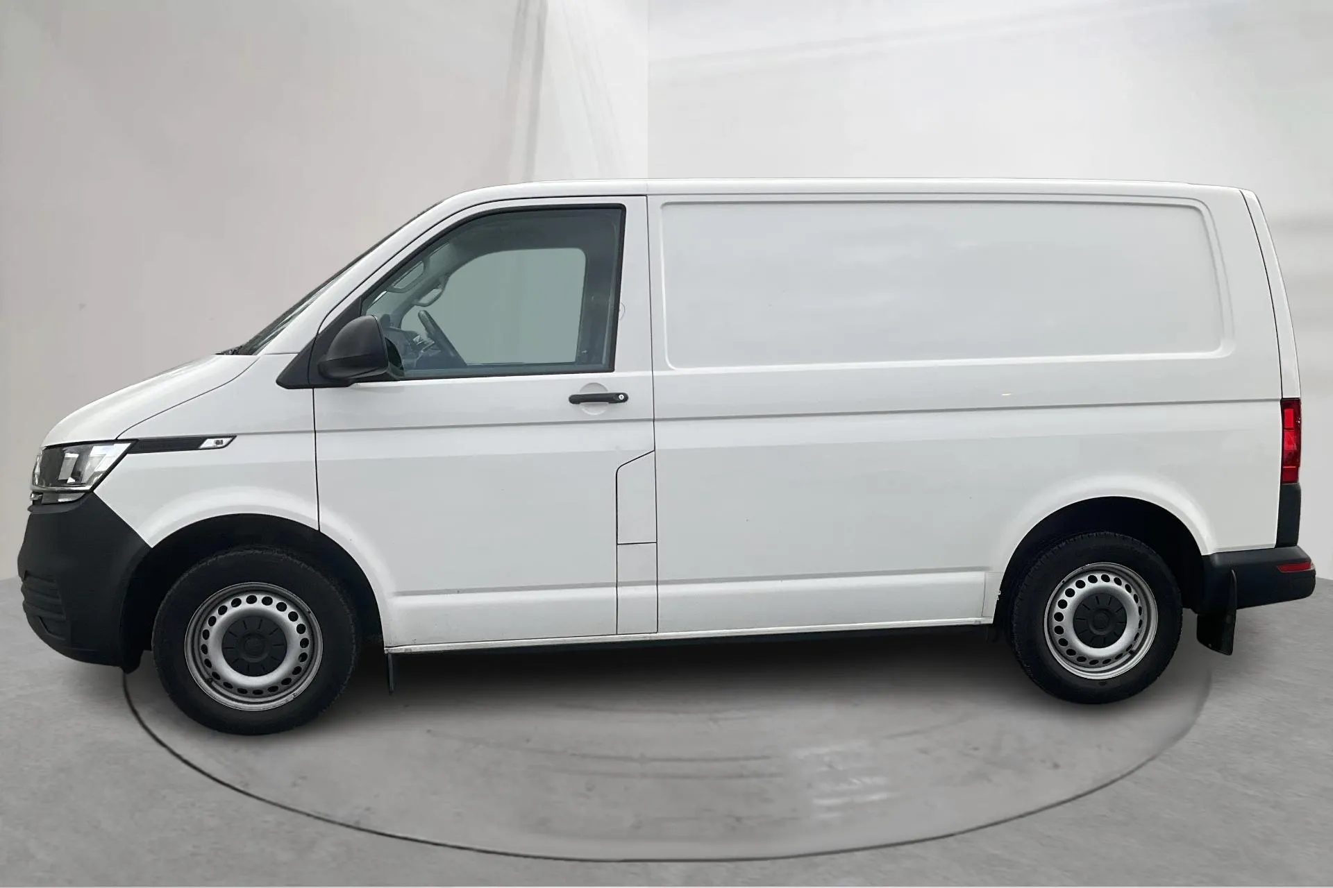 Presentationsfoto 2 av 16: VW Transporter T6.1 Skåp TDI (110hk) - 14 396 mil - Manuell - vit - 2020