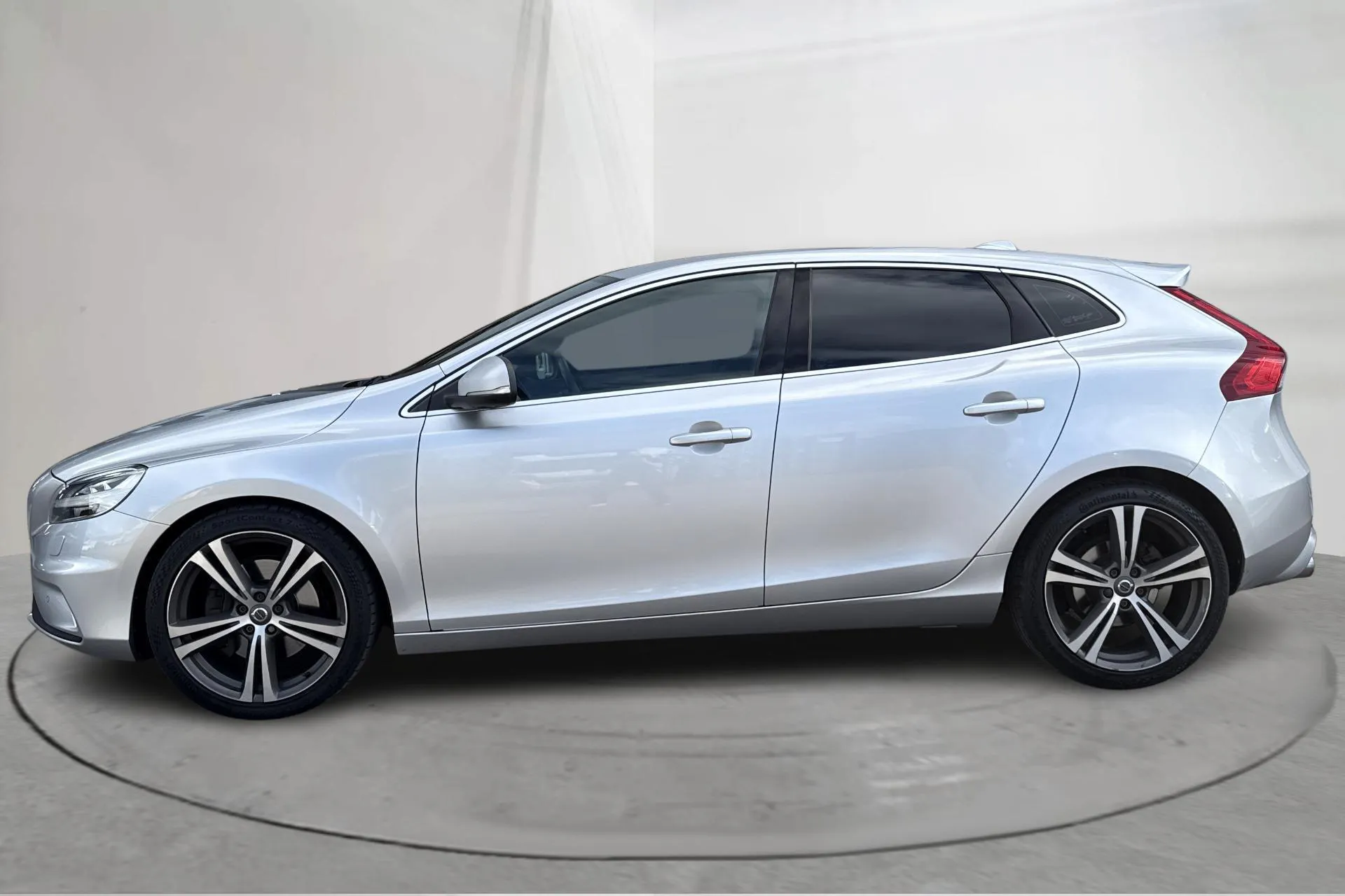 Presentationsfoto 2 av 16: Volvo V40 T5 (245hk) - 15 987 mil - Automat - silver - 2018