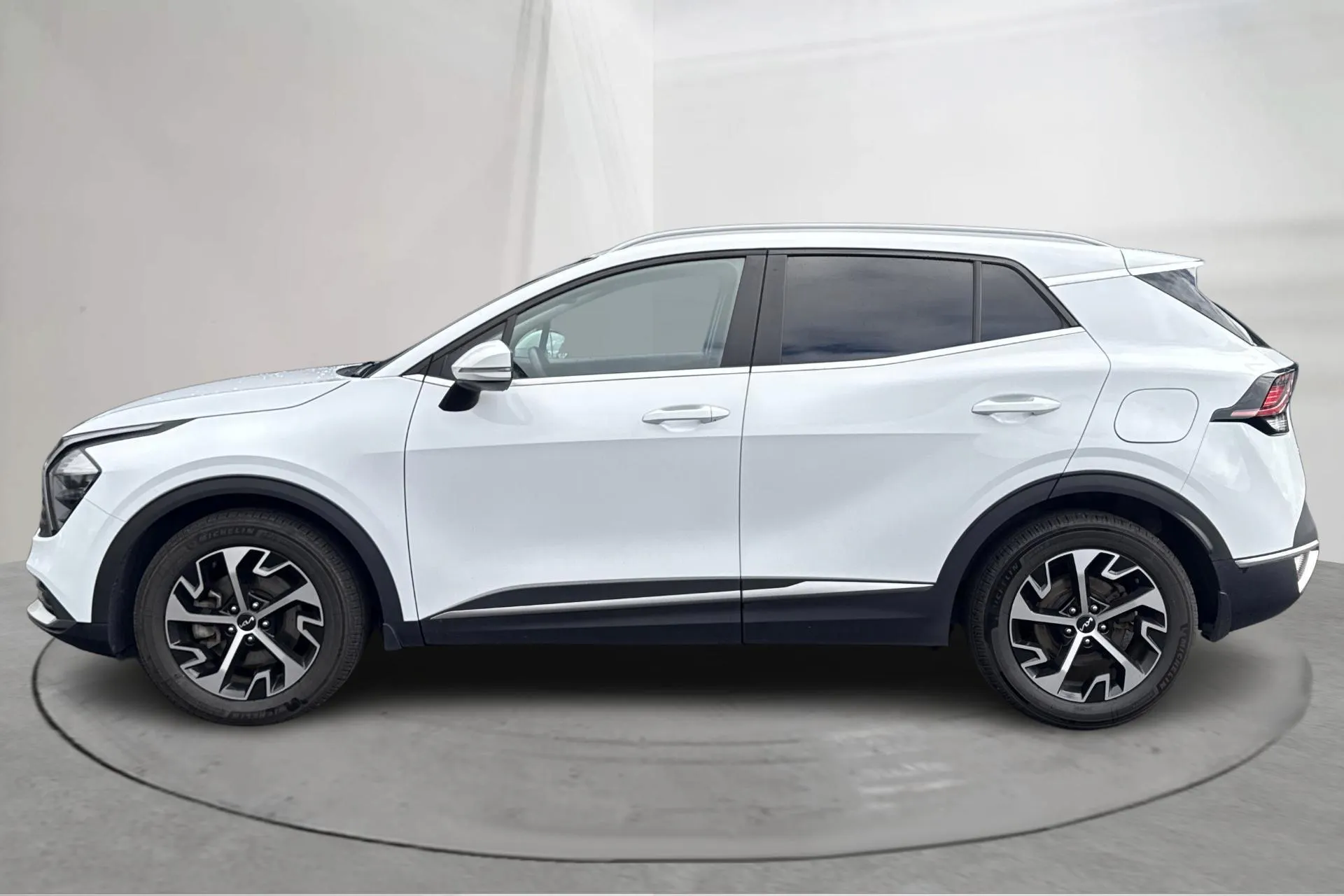 Presentationsfoto 2 av 13: KIA Sportage HEV AWD (230hk) - 7 941 mil - Automat - vit - 2022