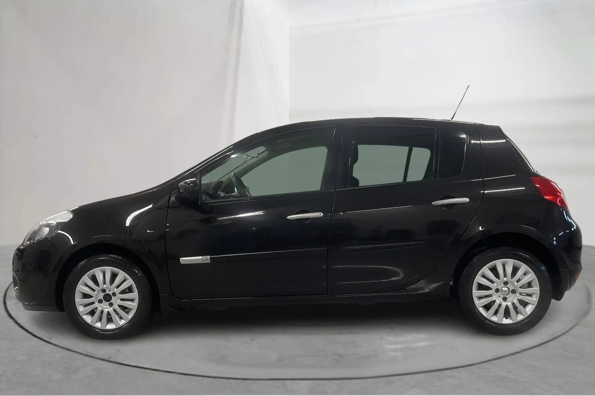Presentationsfoto 2 av 16: Renault Clio III 1.2 Flex Fuel 5dr (75hk) - 12 770 mil - Manuell - svart - 2010