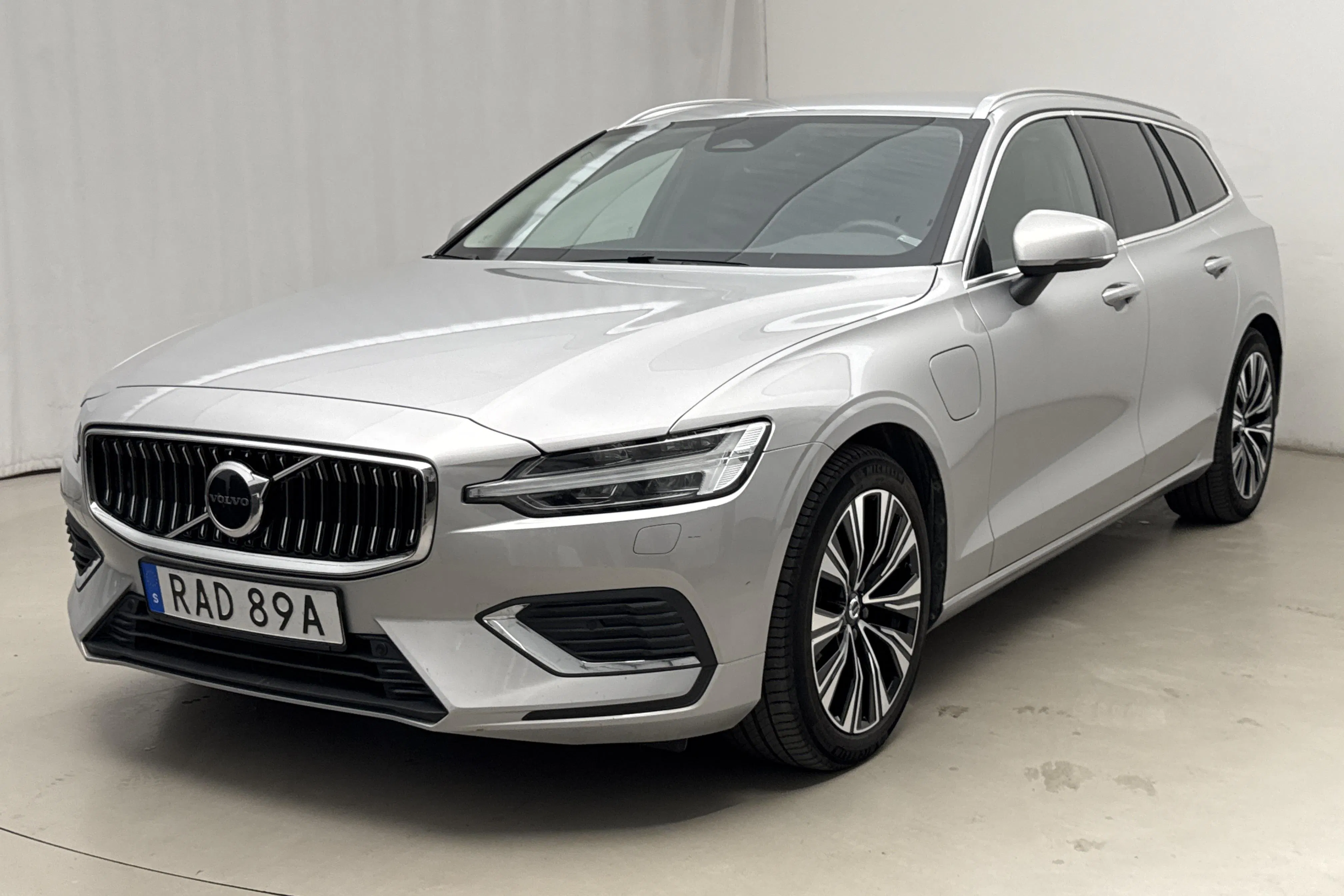 Presentation photo 1 of 24: Volvo V60 T6 AWD Recharge (350hk) - 83 380 km - Automatic - silver - 2023