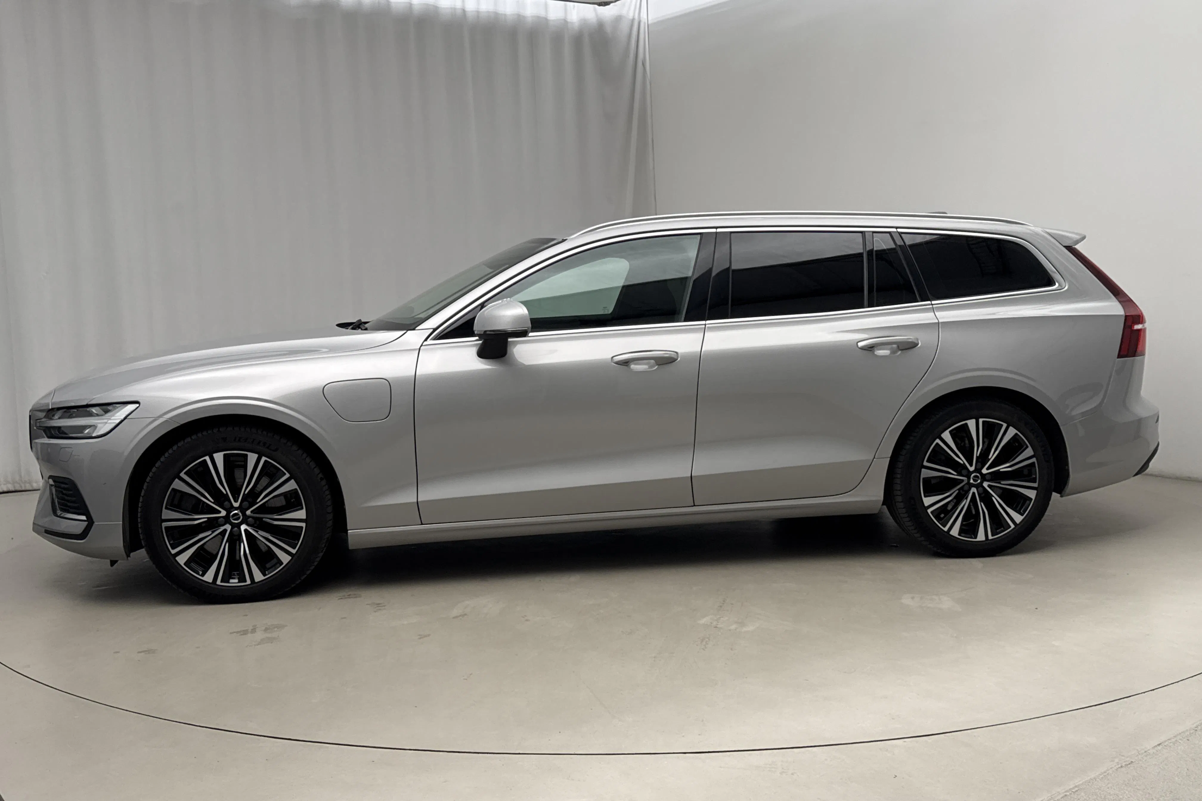 Presentation photo 2 of 24: Volvo V60 T6 AWD Recharge (350hk) - 83 380 km - Automatic - silver - 2023
