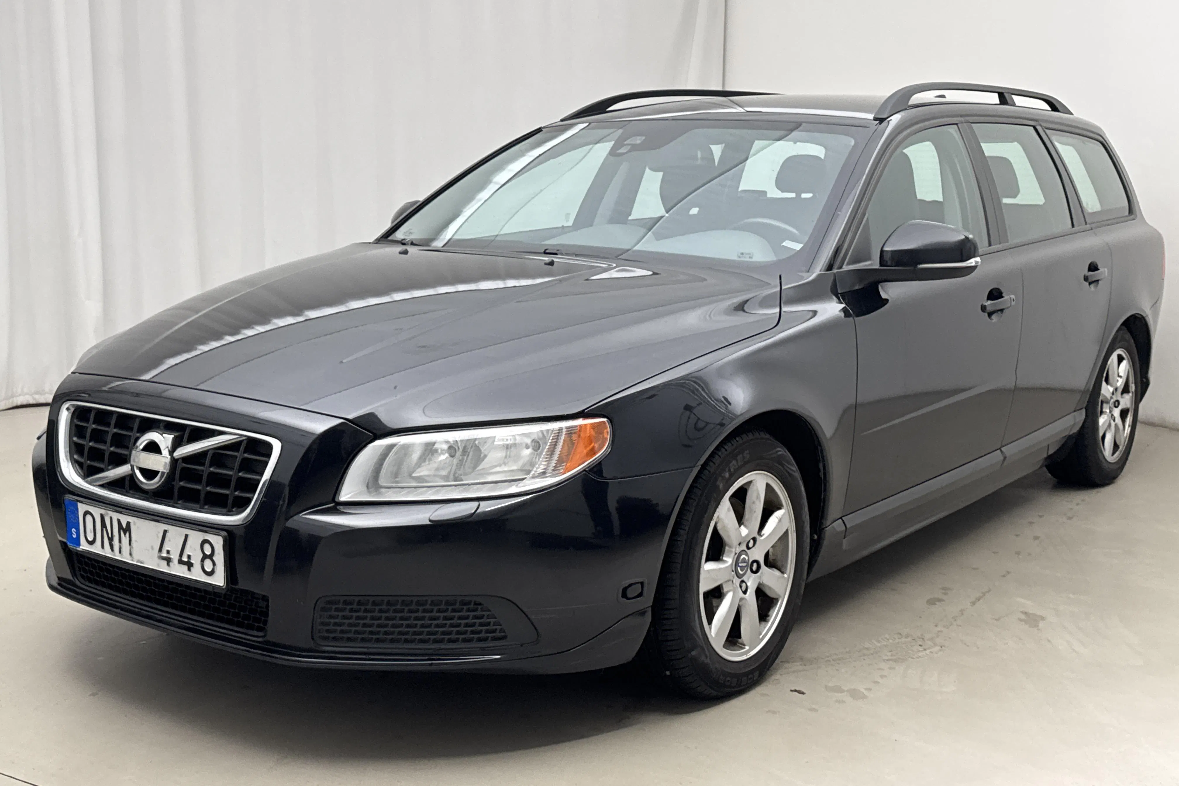 Presentationsfoto 1 av 13: Volvo V70 II D2 (115hk) - 23 318 mil - Manuell - svart - 2013