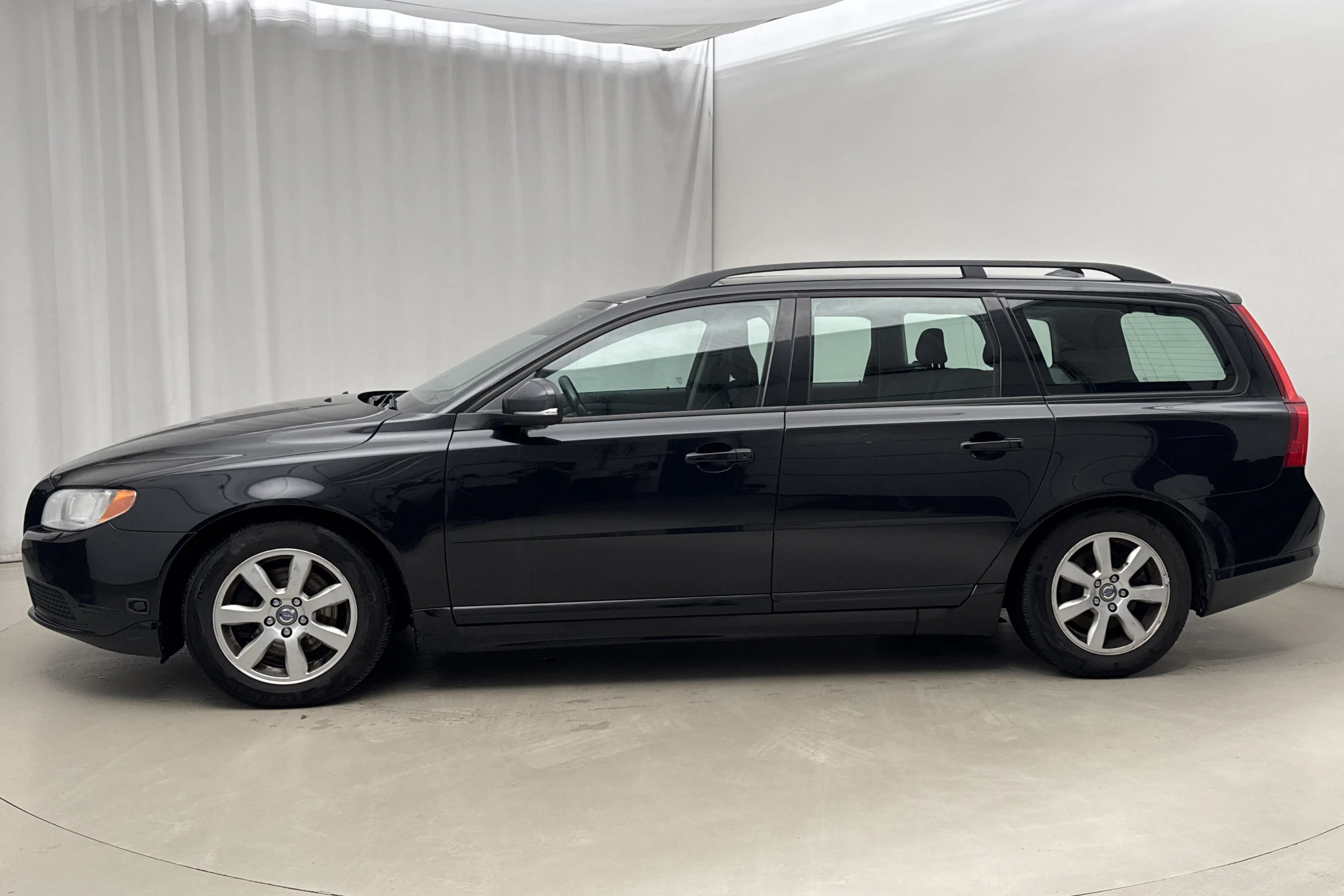 Presentationsfoto 2 av 13: Volvo V70 II D2 (115hk) - 23 318 mil - Manuell - svart - 2013