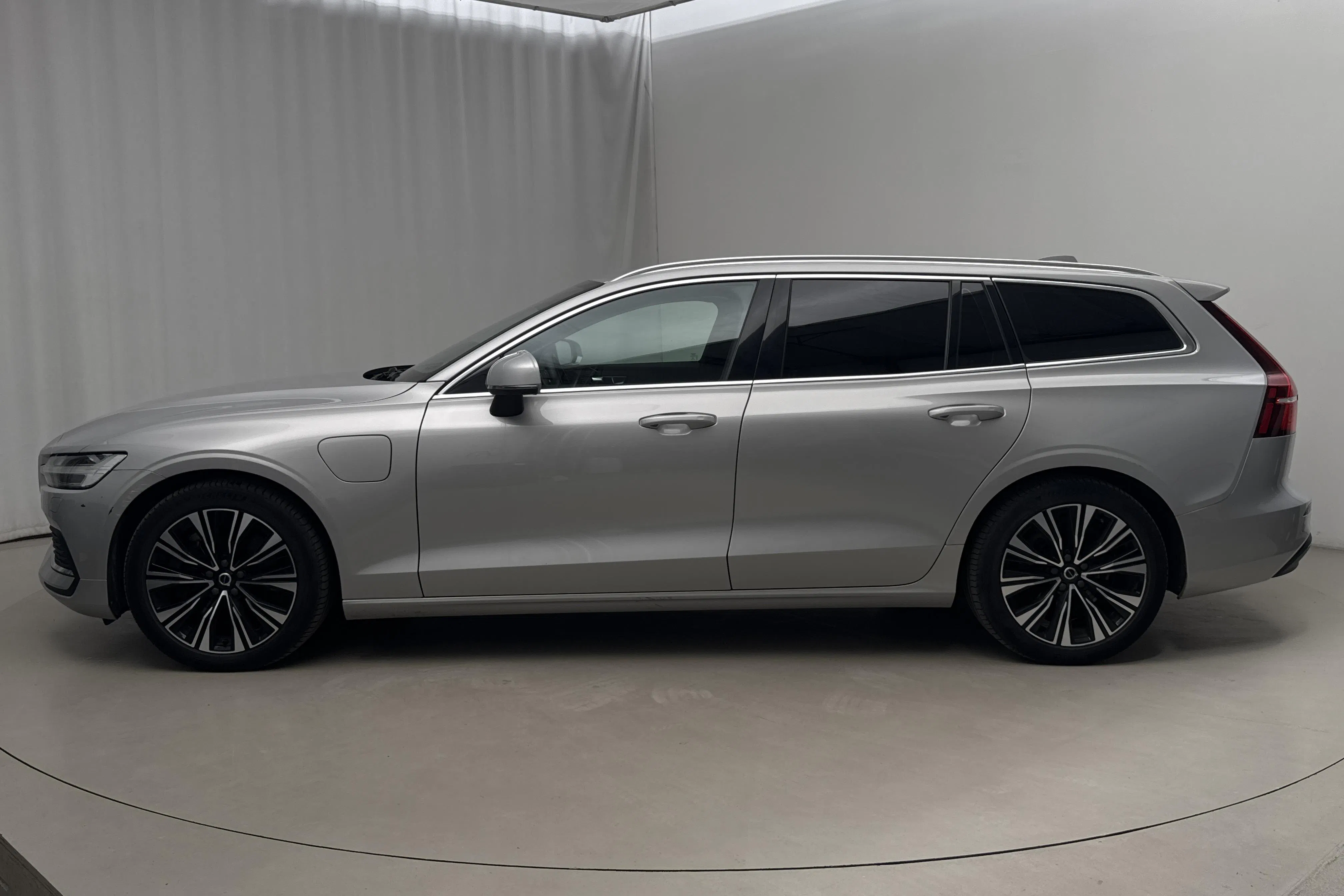 Presentation photo 2 of 20: Volvo V60 T6 AWD Recharge (350hk) - 118 470 km - Automatic - silver - 2023