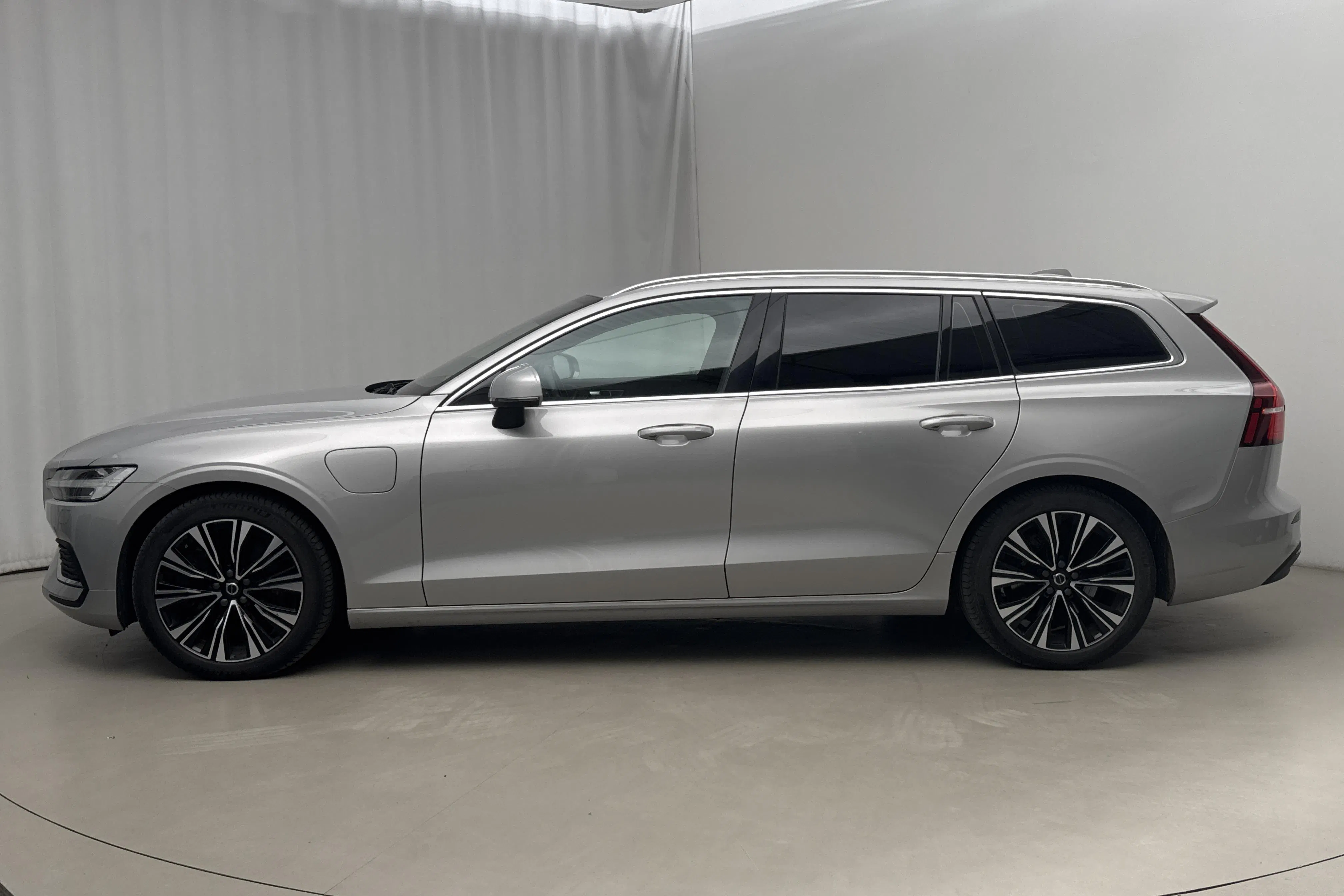 Presentation photo 2 of 20: Volvo V60 T6 AWD Recharge (350hk) - 84 690 km - Automatic - silver - 2023