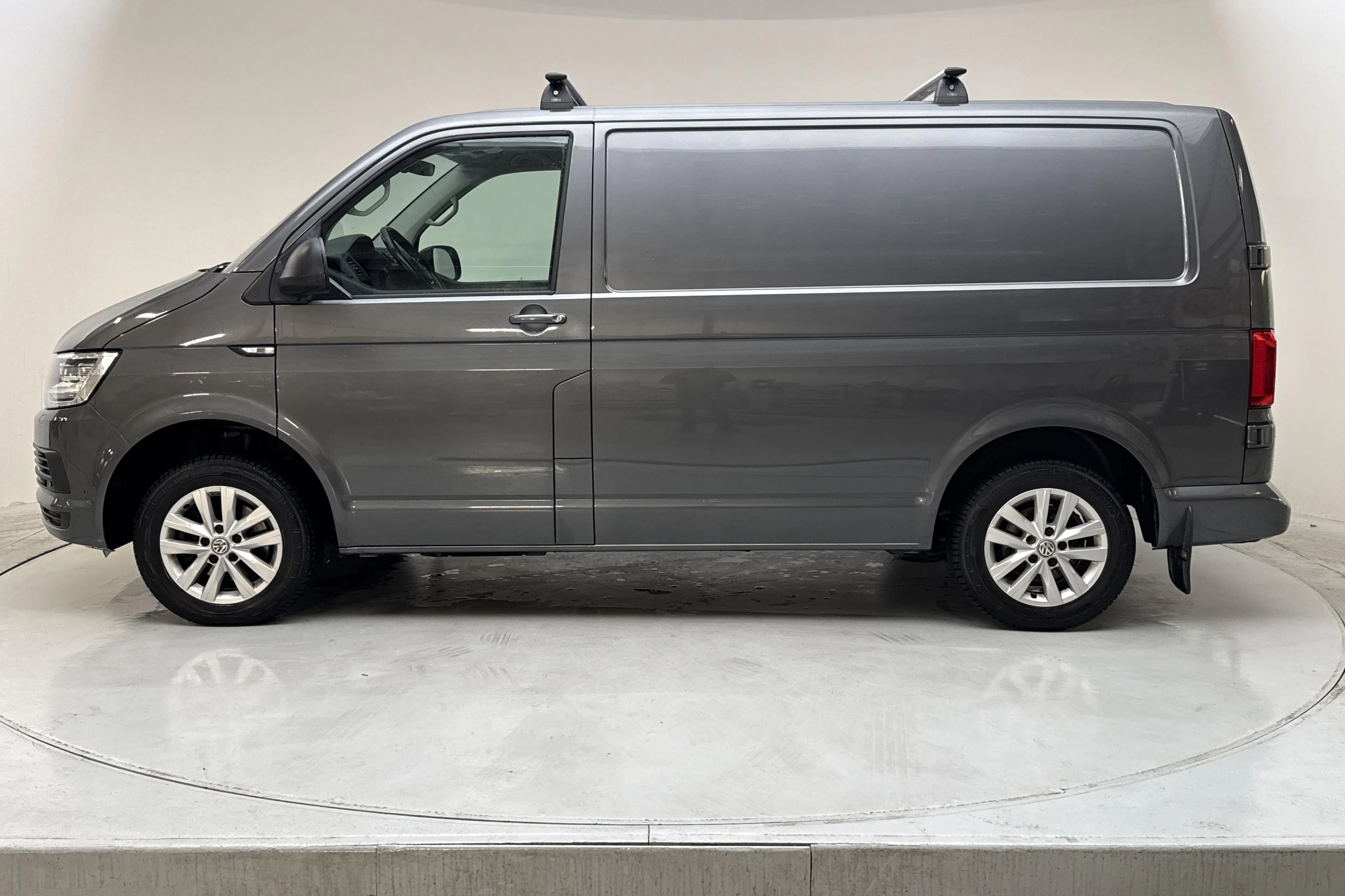 Presentationsfoto 2 av 11: VW Transporter T6 2.0 TDI BMT Skåp 4MOTION (150hk) - 15 547 mil - Automat - grå - 2019