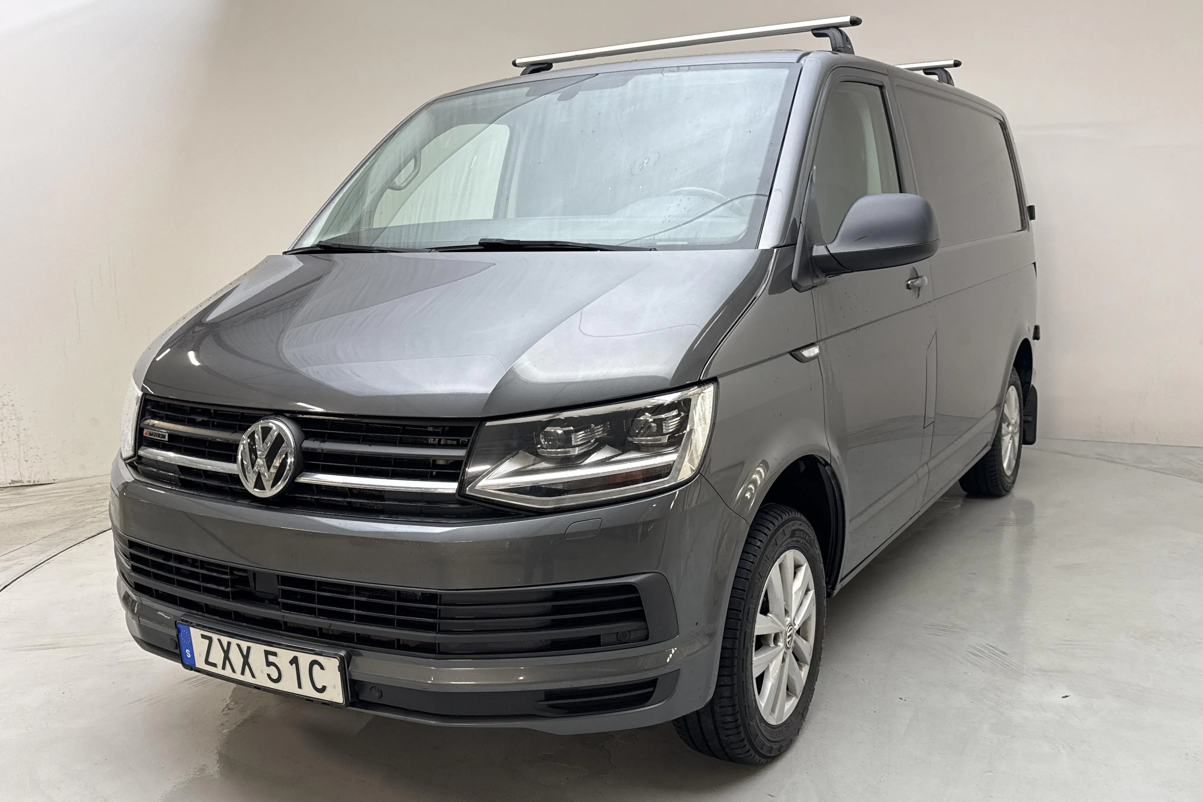 Presentationsfoto 1 av 11: VW Transporter T6 2.0 TDI BMT Skåp 4MOTION (150hk) - 15 547 mil - Automat - grå - 2019