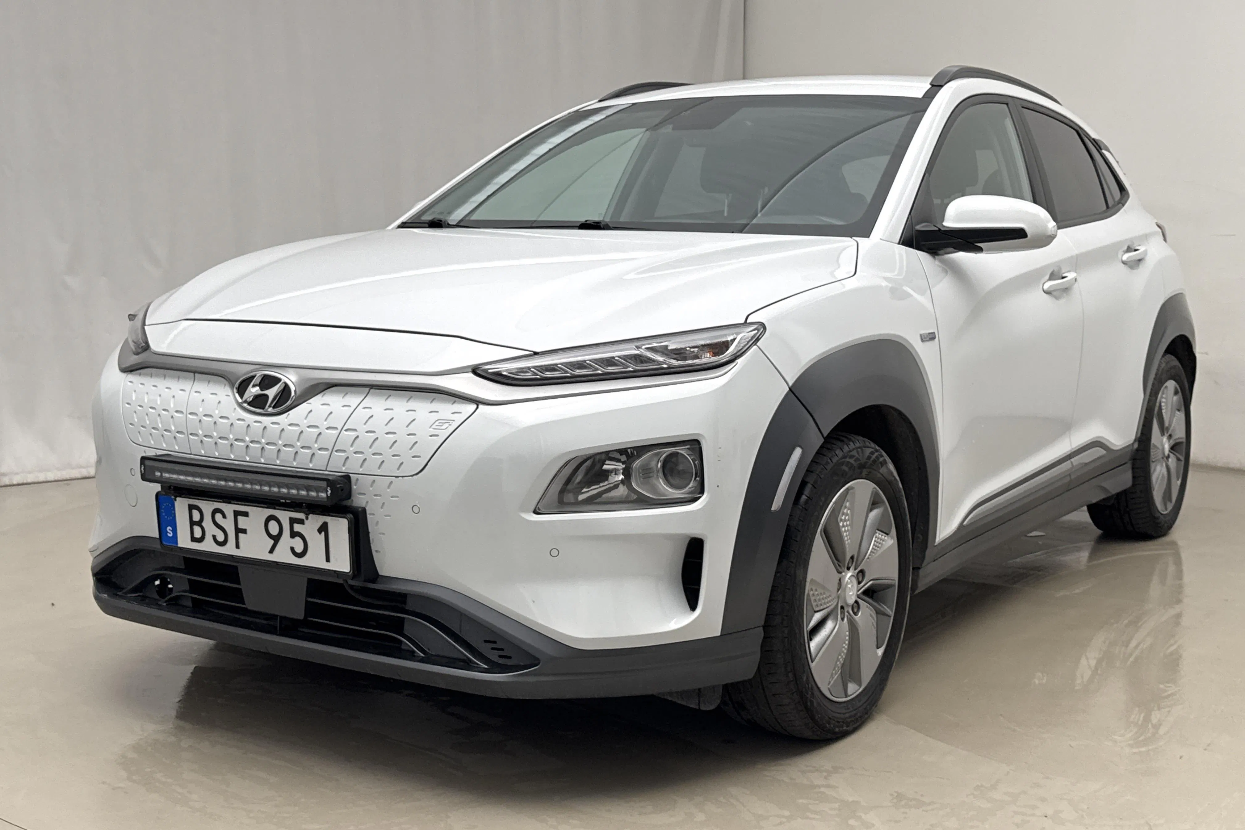 Presentationsfoto 1 av 19: Hyundai Kona Electric Long Range 64kWh (204hk) - 25 718 mil - Automat - vit - 2020