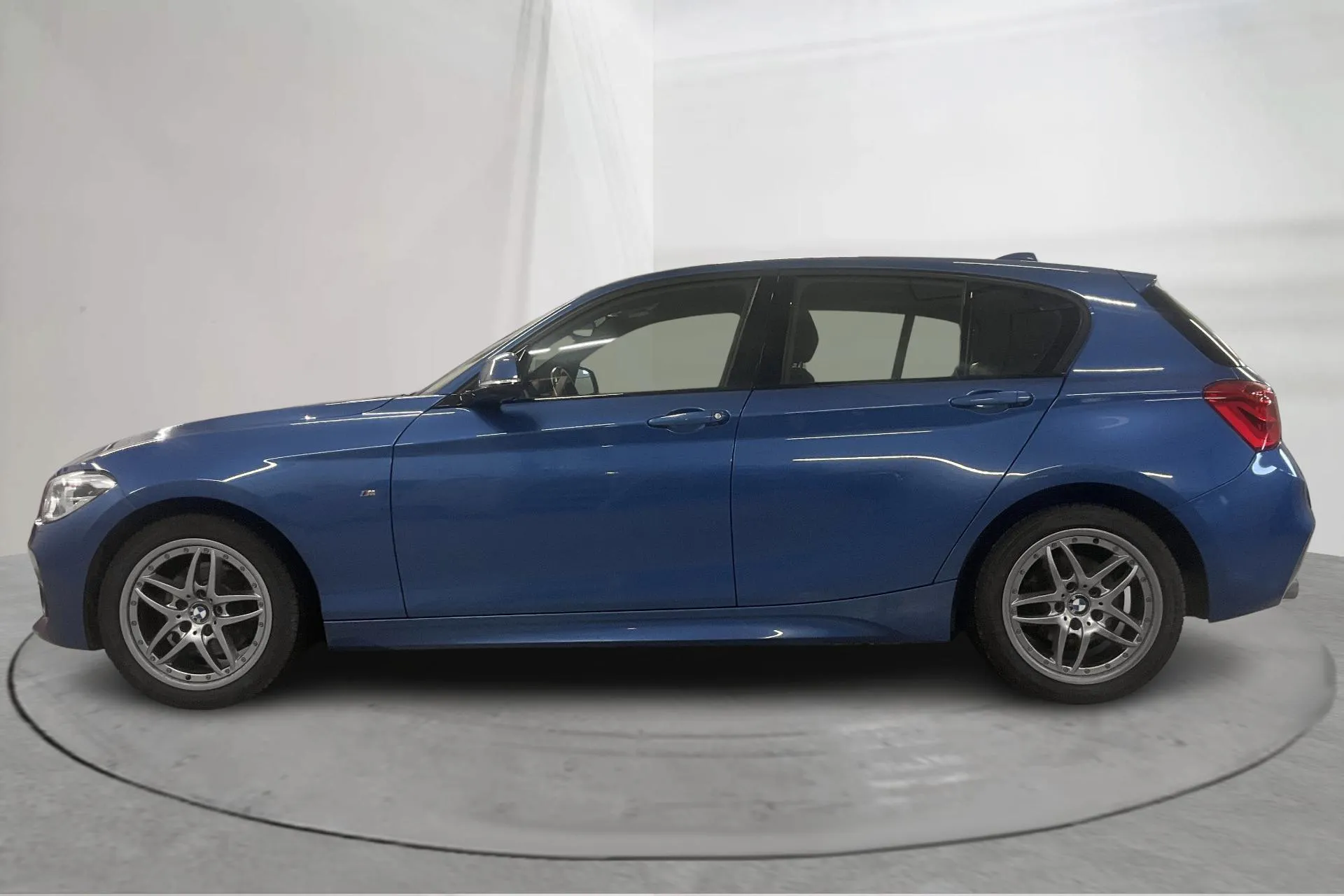 Presentationsfoto 2 av 20: BMW 118d xDrive 5dr, F20 (150hk) - 13 365 mil - Manuell - blå - 2017