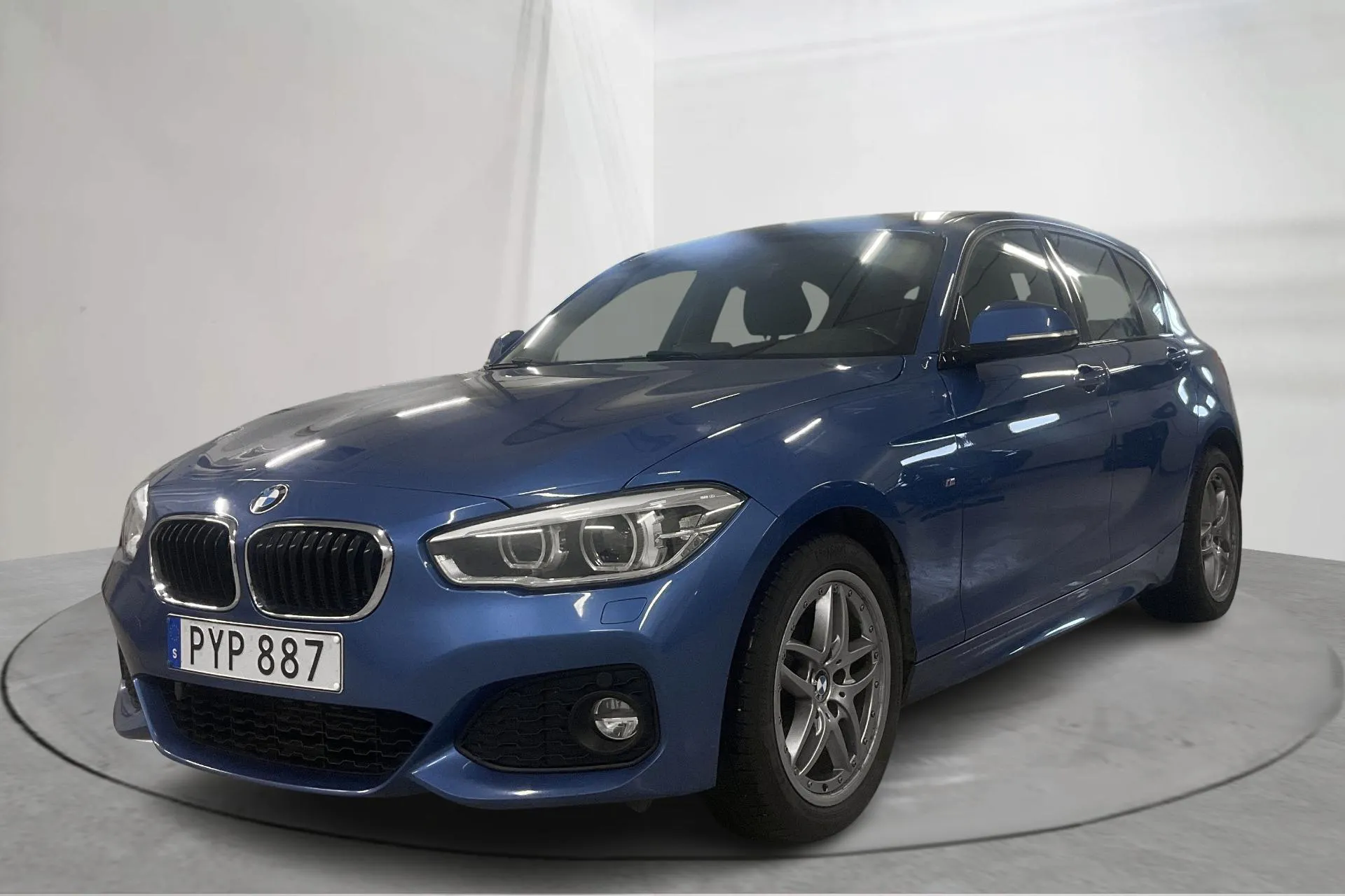 Presentationsfoto 1 av 20: BMW 118d xDrive 5dr, F20 (150hk) - 13 365 mil - Manuell - blå - 2017